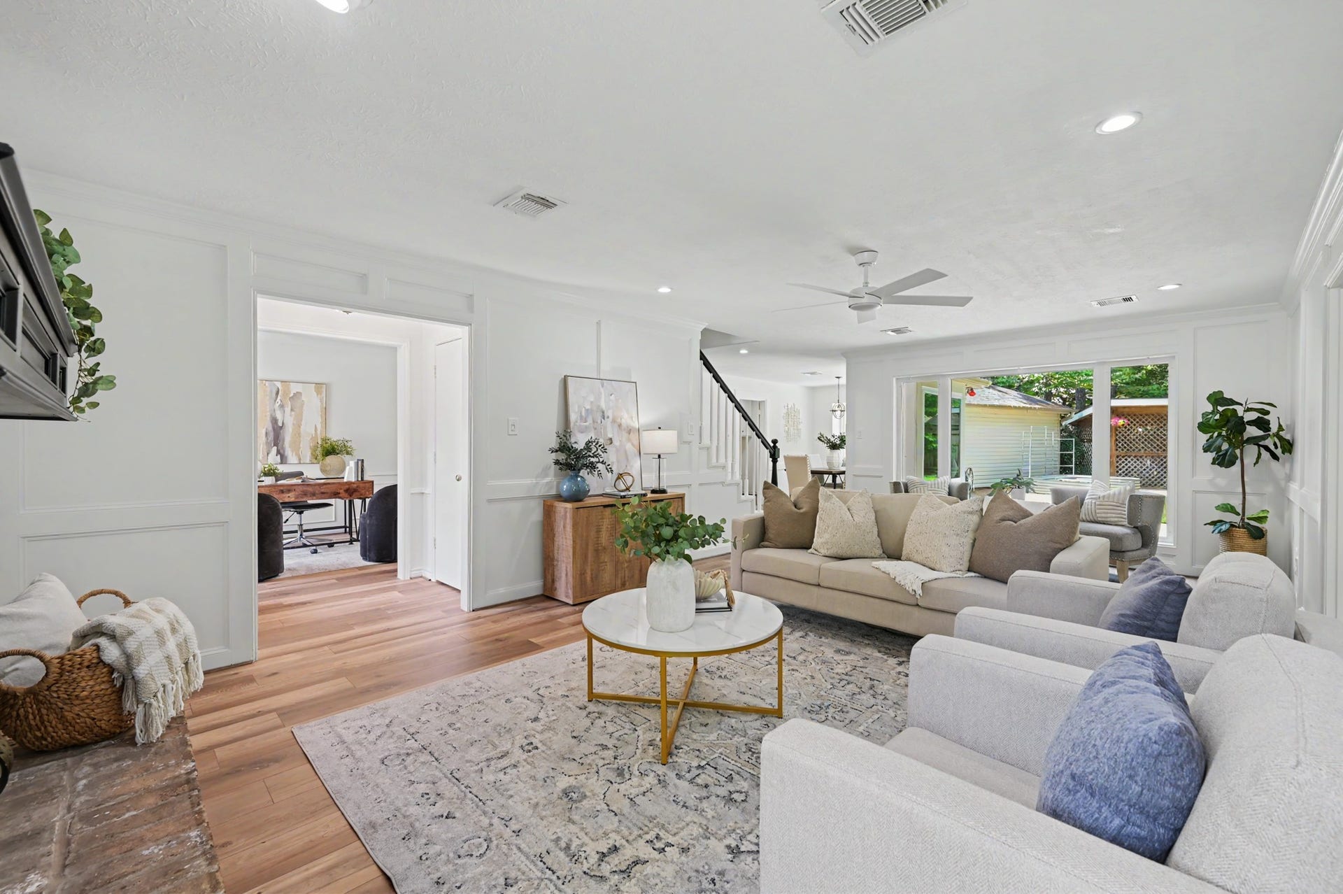 19 Postvine Court, The Woodlands, TX 77381 Large living area has ample room for family & friends.
