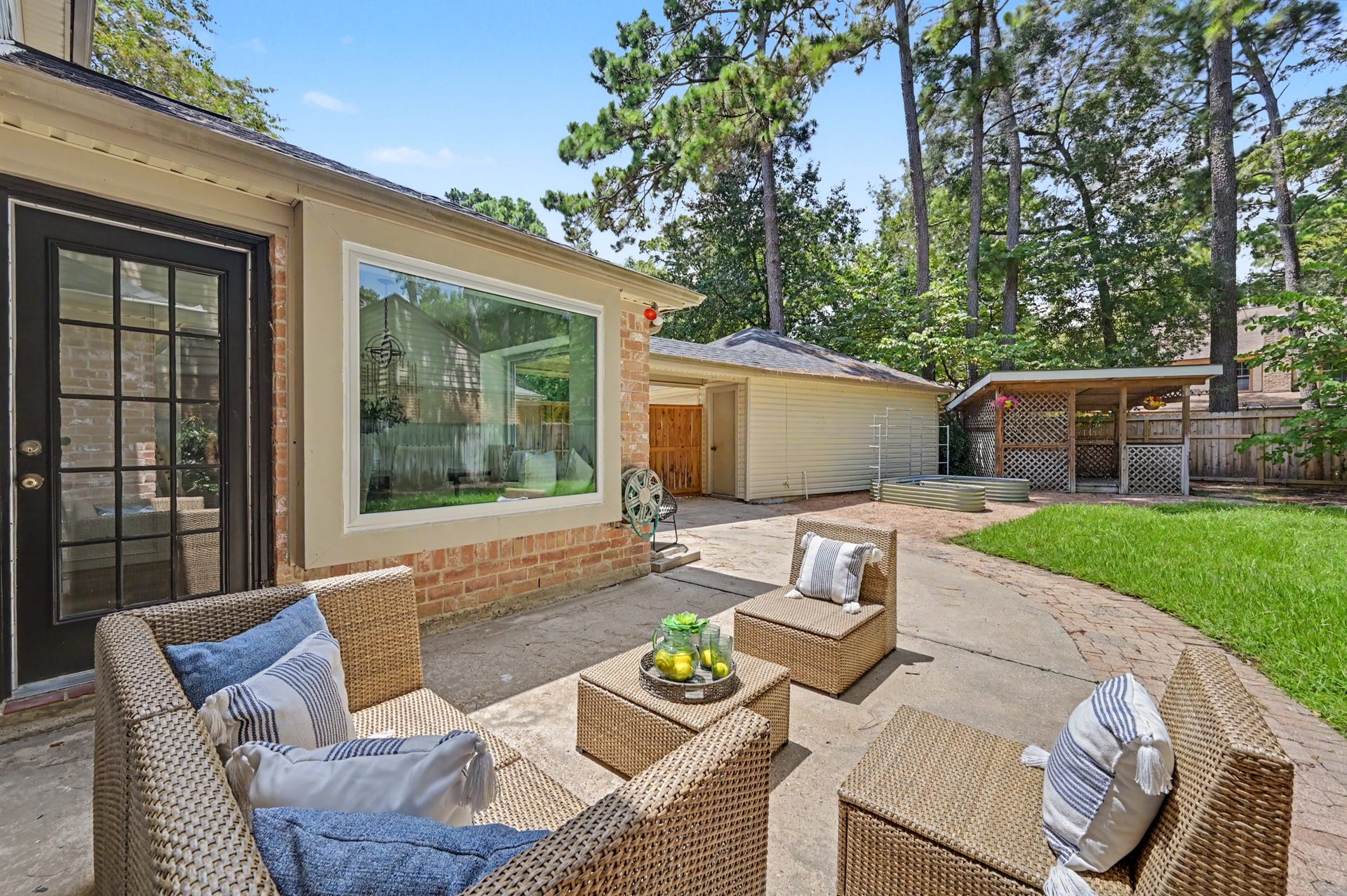 19 Postvine Court, The Woodlands, TX 77381 Enjoy the patio & backyard.