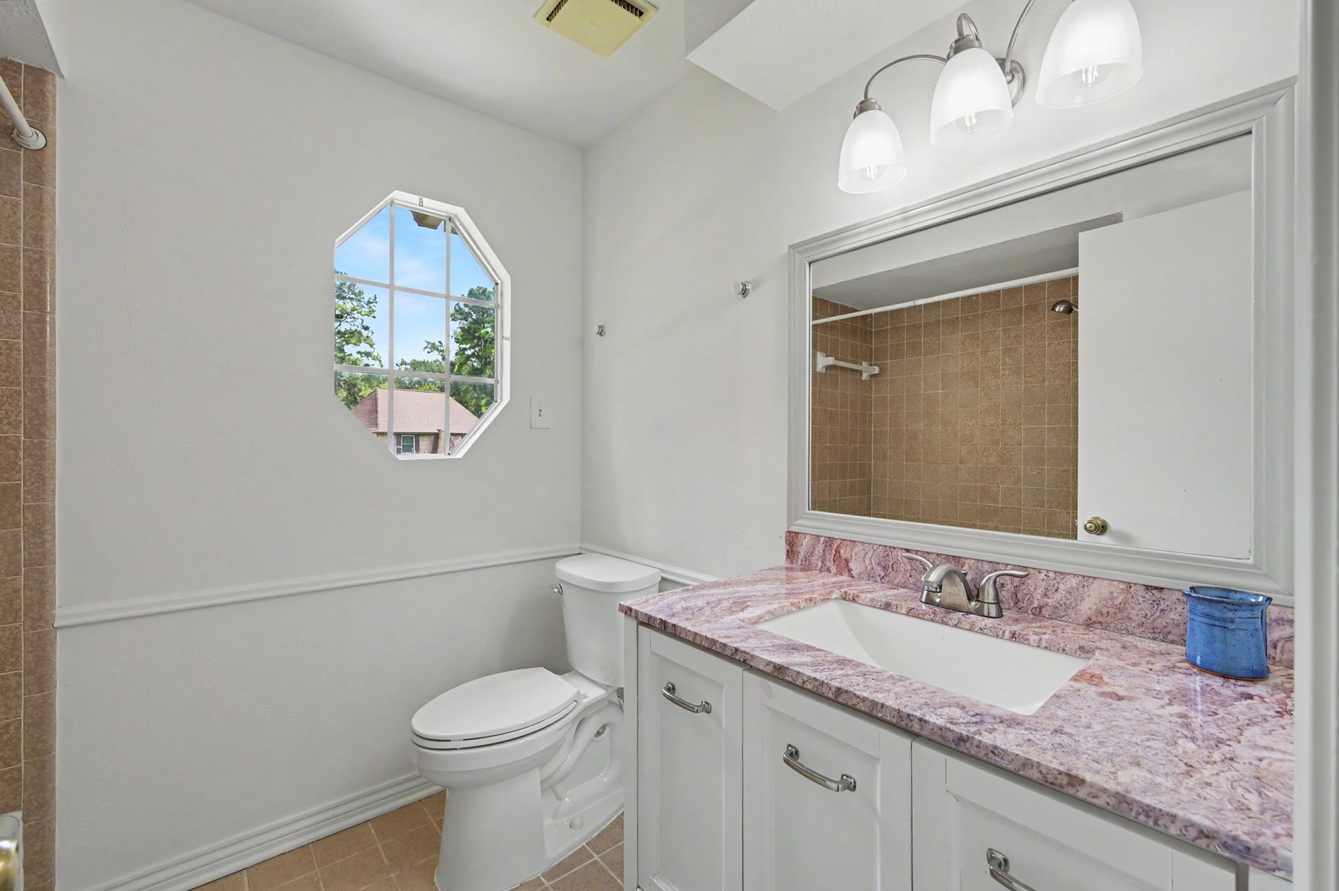 19 Postvine Court, The Woodlands, TX 77381 Secondary bath upstairs with shower/bathtub combo.