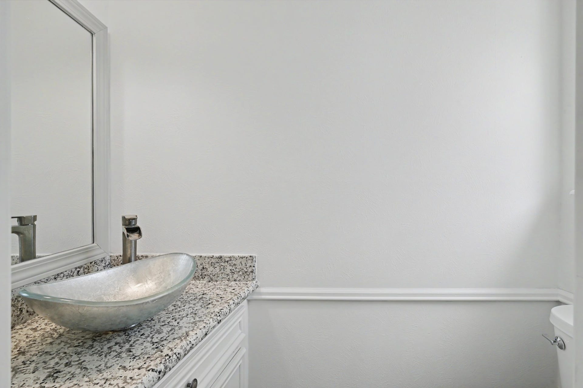 19 Postvine Court, The Woodlands, TX 77381 Half bath conveniently located on 1st floor tucked around the corner from living area.