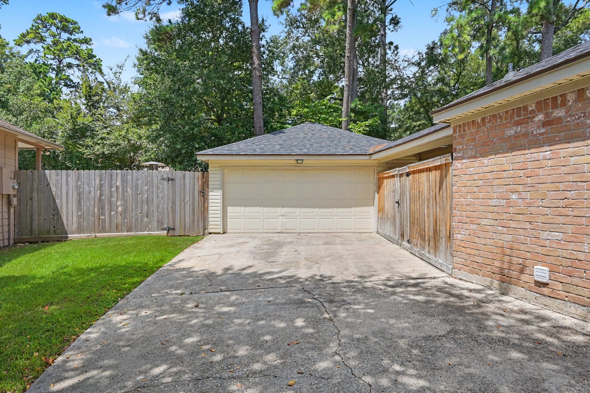 19 Postvine Court, The Woodlands, TX 77381 Driveway can accommodate several cars.