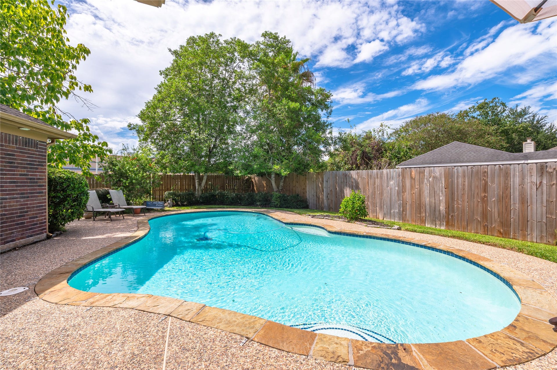 113 Coral Bay Drive, League City, TX 77573 A fantastic pool to enjoy with family and friends!