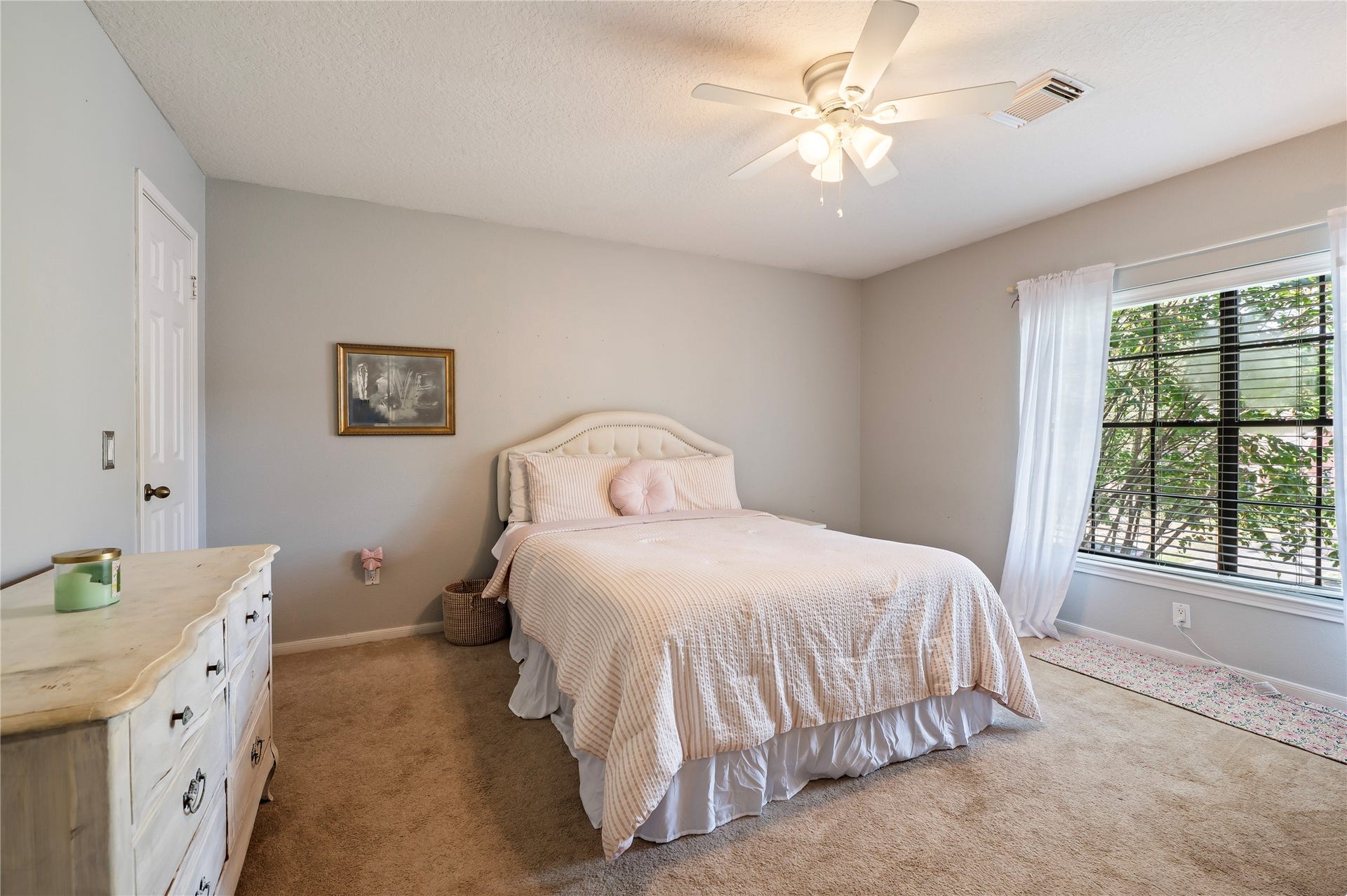 113 Coral Bay Drive, League City, TX 77573 A bright bedroom with great natural light.