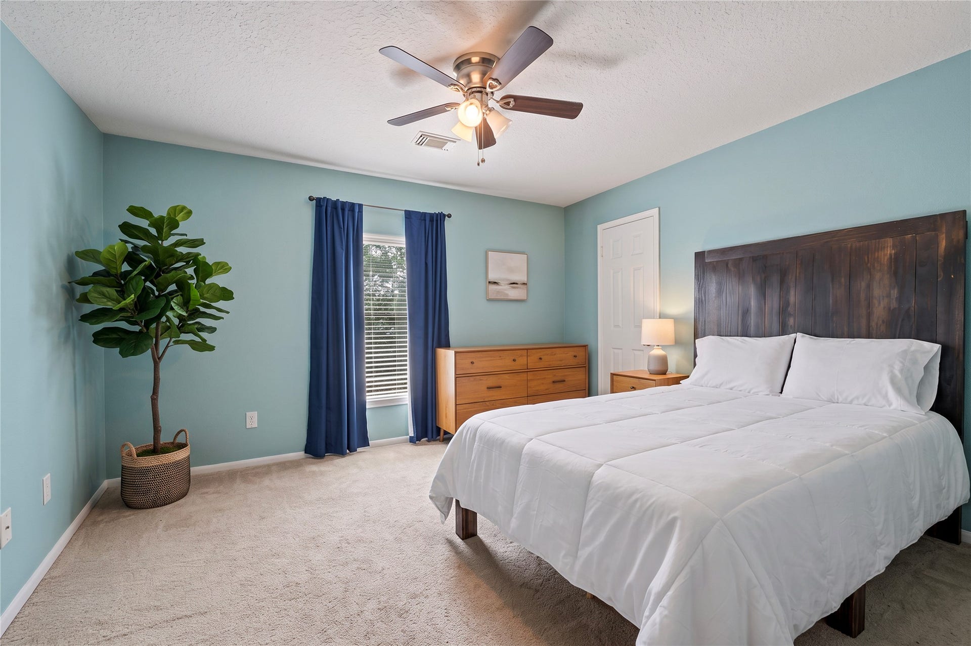 113 Coral Bay Drive, League City, TX 77573 Another spacious bedroom with a ceiling fan and soothing colors.