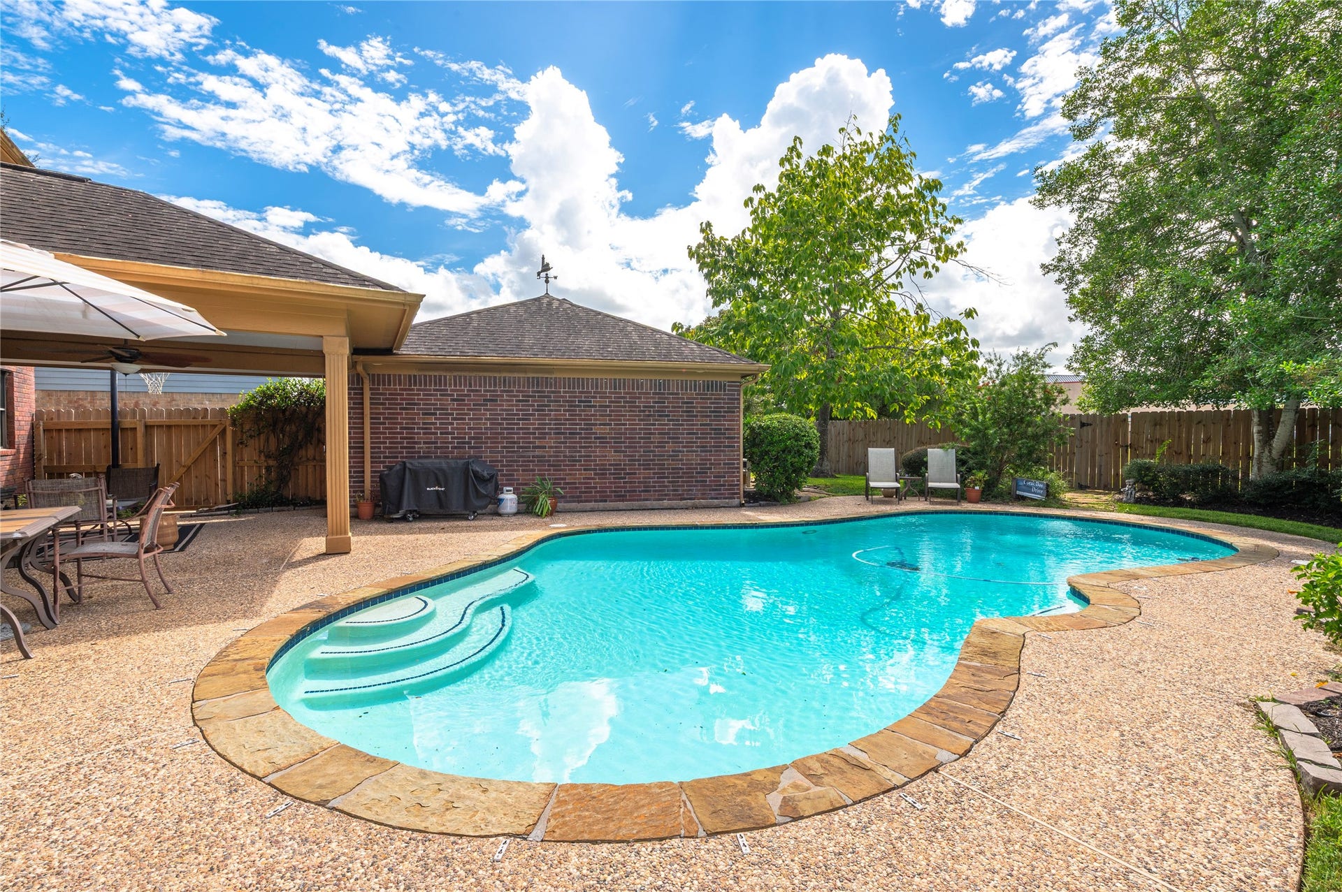 113 Coral Bay Drive, League City, TX 77573 Easy step entry into the pool, with the detached garage just beyond the patio.