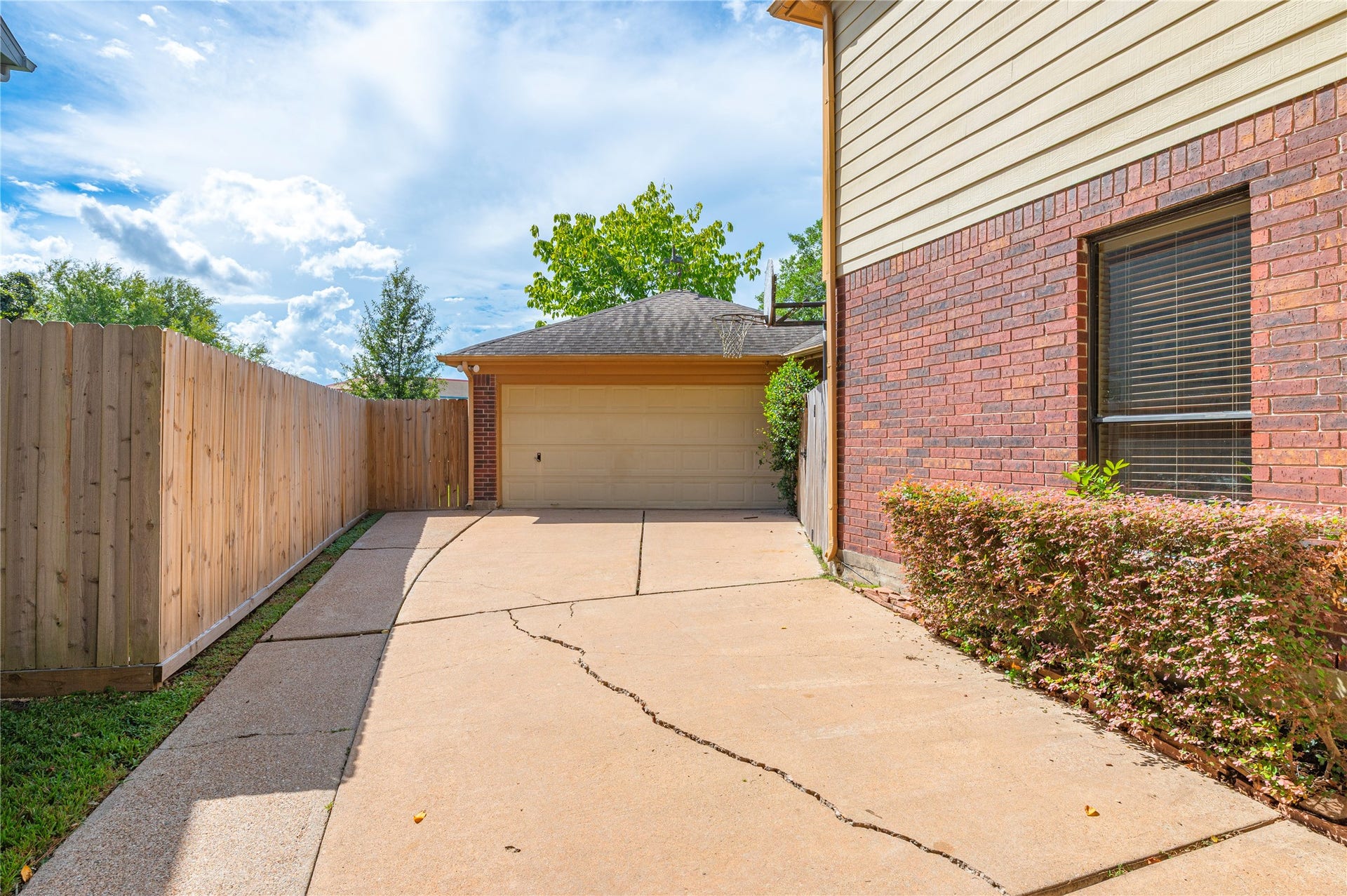 113 Coral Bay Drive, League City, TX 77573 The driveway leads back to a detached two-car garage.