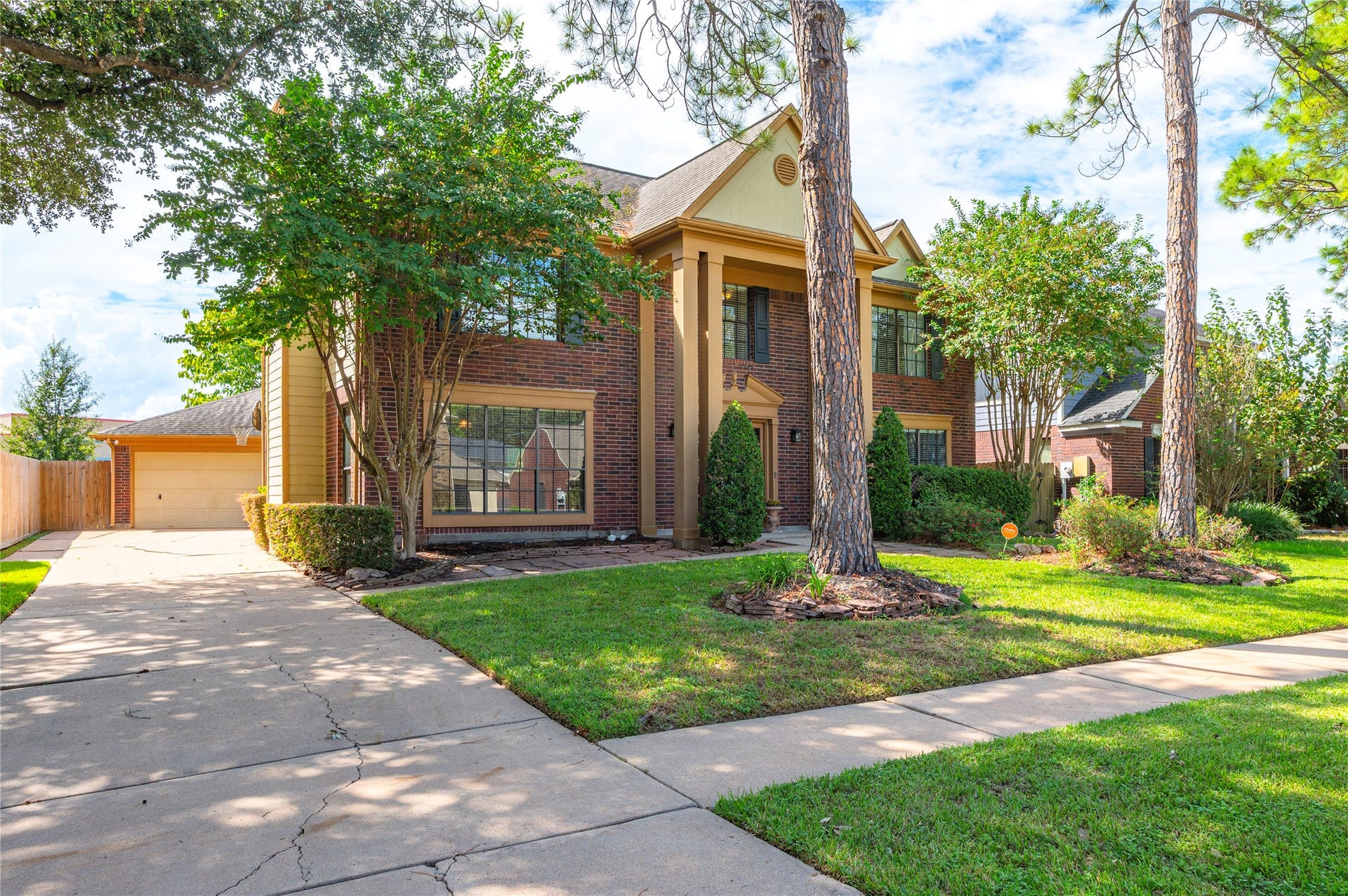 113 Coral Bay Drive, League City, TX 77573 The extra-long driveway offers plenty of parking when entertaining.
