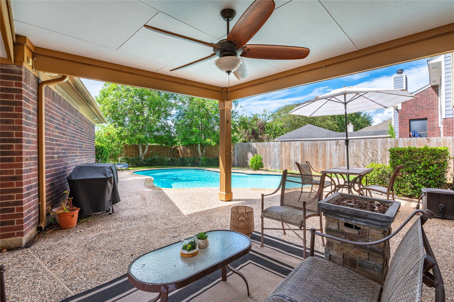 113 Coral Bay Drive, League City, TX 77573 The covered porch looks right out to the pool and park-like backyard.