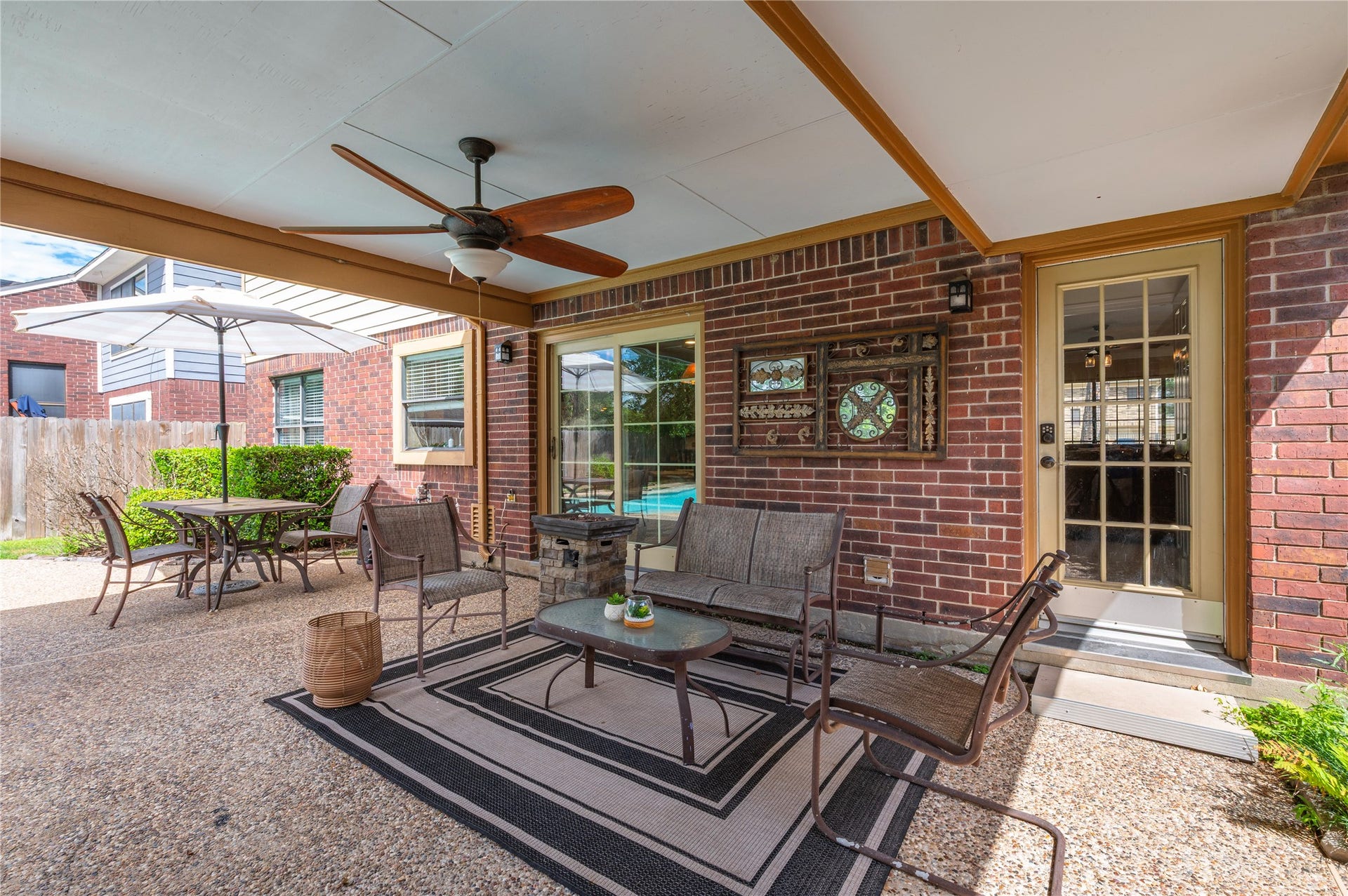 113 Coral Bay Drive, League City, TX 77573 Plenty of room for outdoor living and dining right off the house.