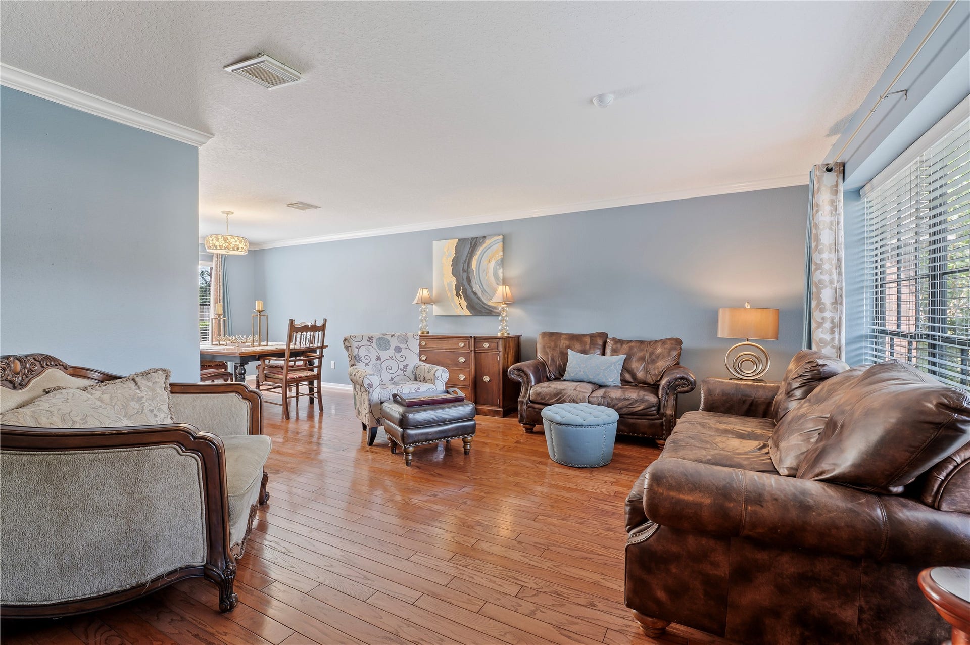 113 Coral Bay Drive, League City, TX 77573 The blue formal living room just off the entry flows right into the formal dining room. Fantastic floor plan for entertaining!