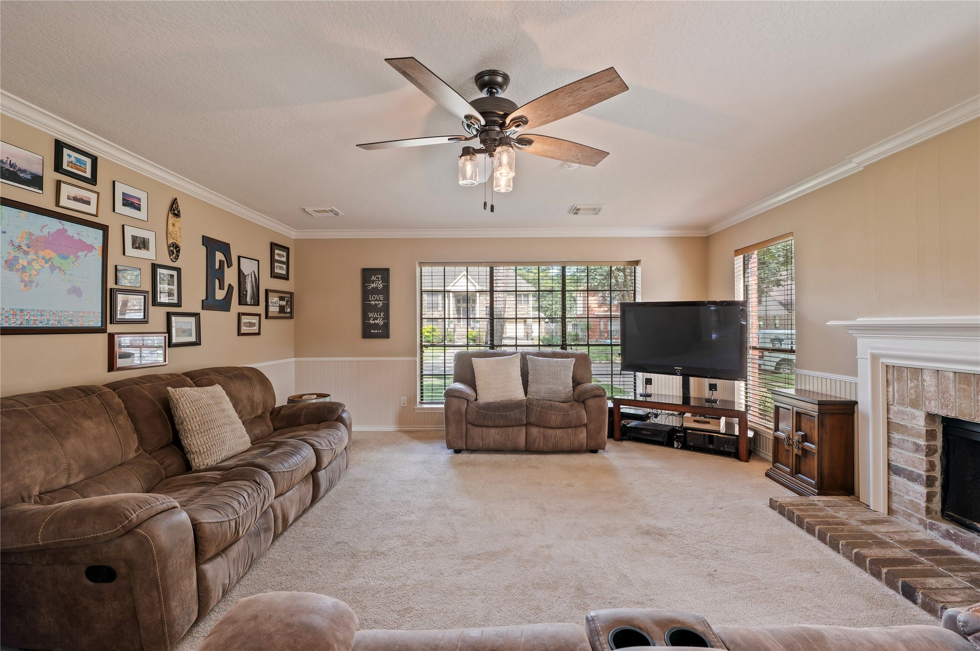113 Coral Bay Drive, League City, TX 77573 Plenty of room to gather, with crown molding and lots of natural light.