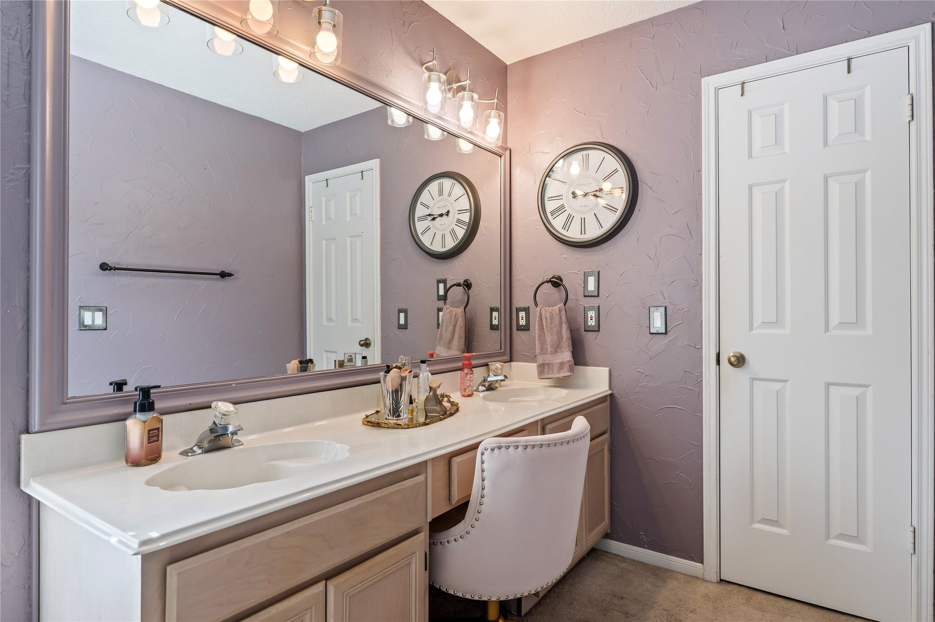 113 Coral Bay Drive, League City, TX 77573 Double sinks and a sit-down vanity give you plenty of room to get ready.