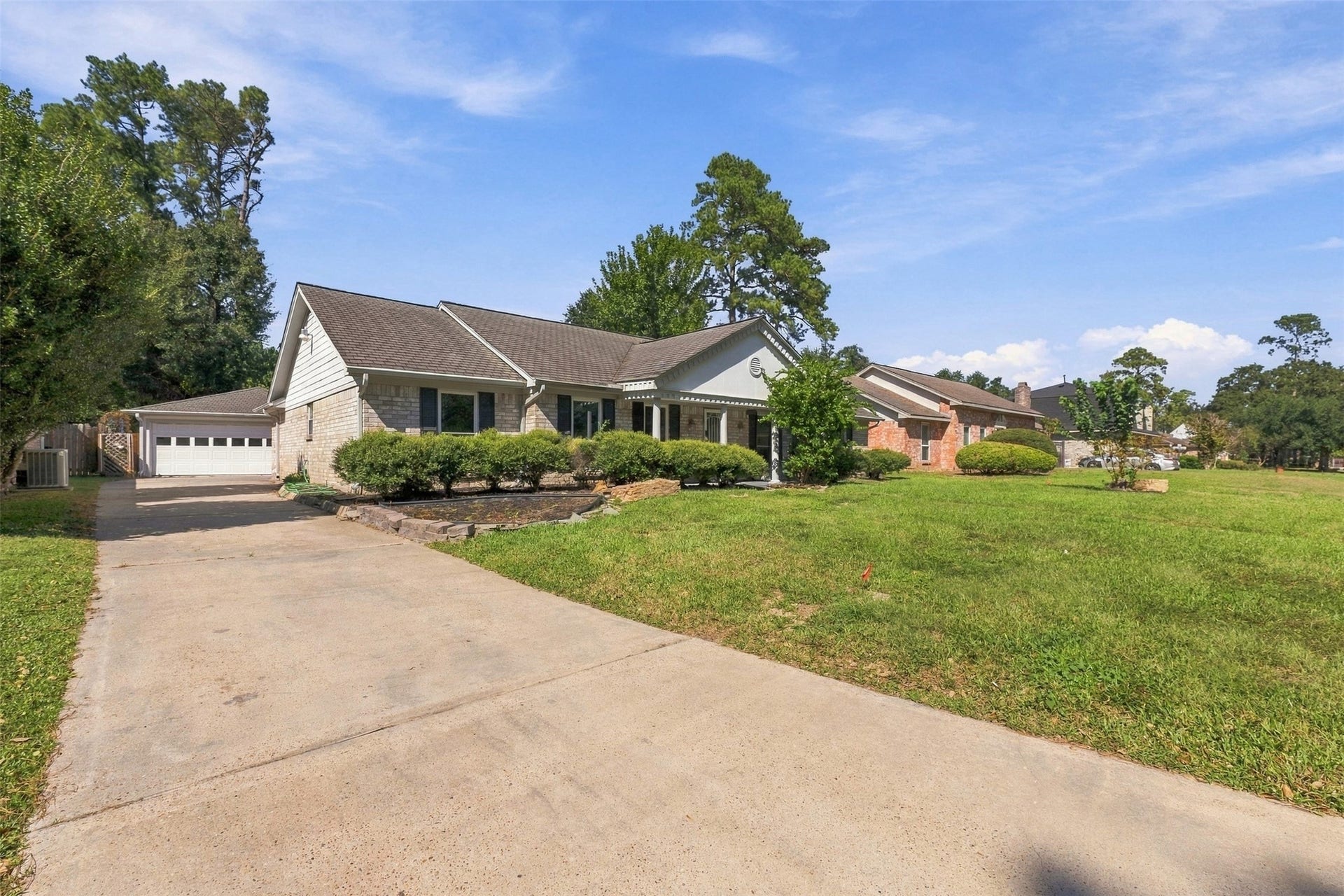 5814 Old Lodge Drive, Houston, TX 77066 Driveway