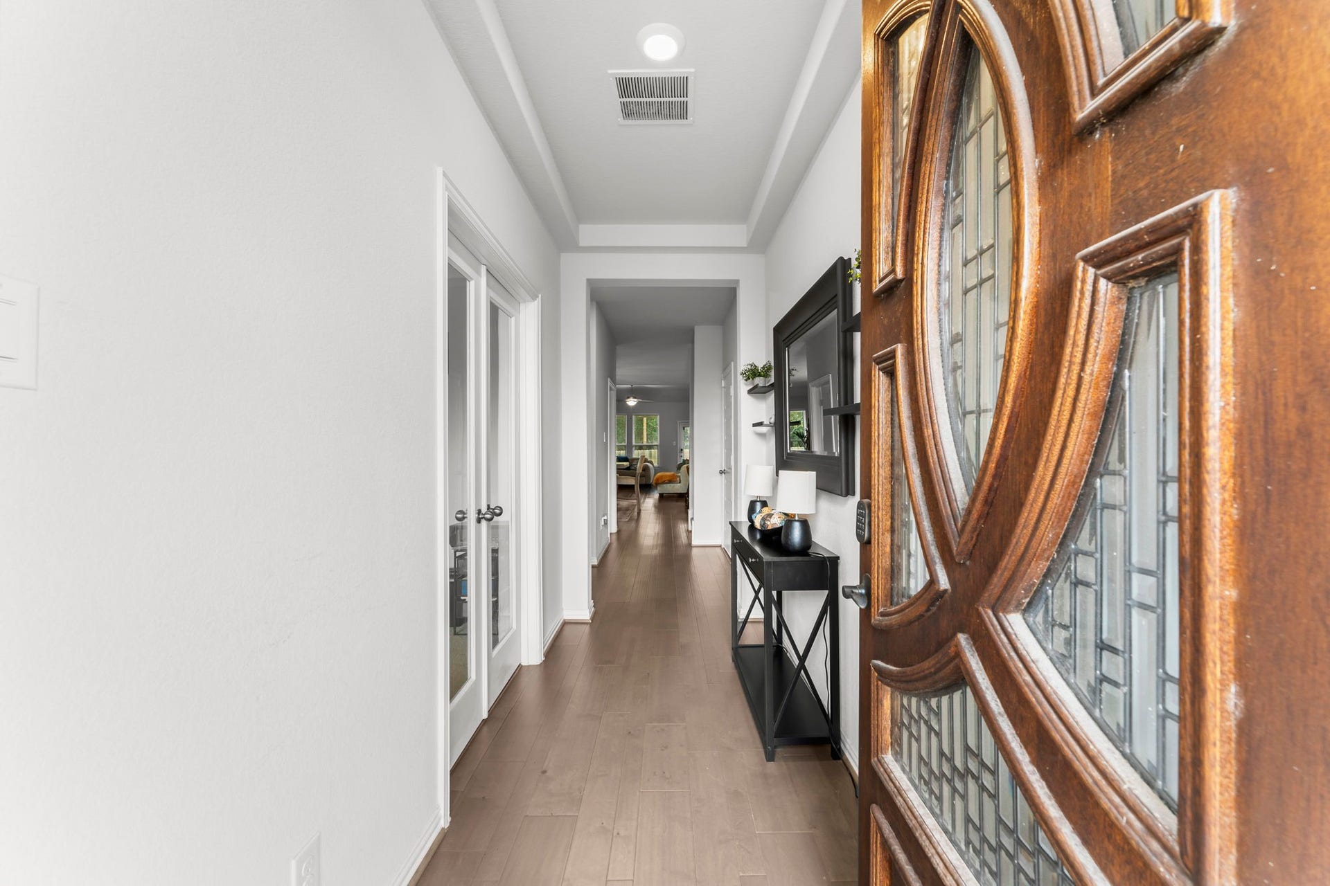 7054 Terra Drive, Manvel, TX 77578 Bright and welcoming foyer with tray ceiling and beautiful wood-look flooring.