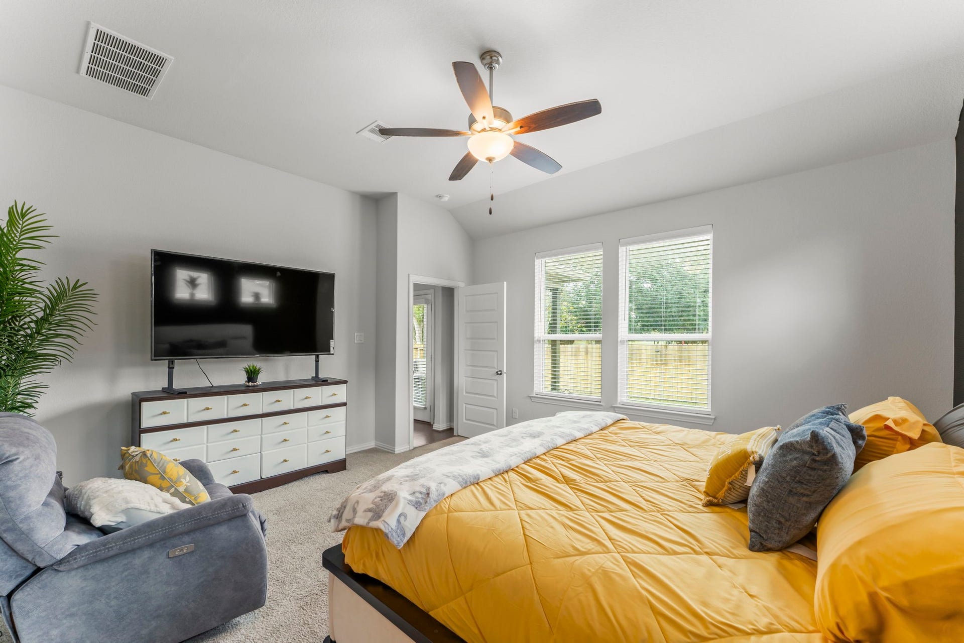 7054 Terra Drive, Manvel, TX 77578 Comfortable and inviting primary suite with backyard views.