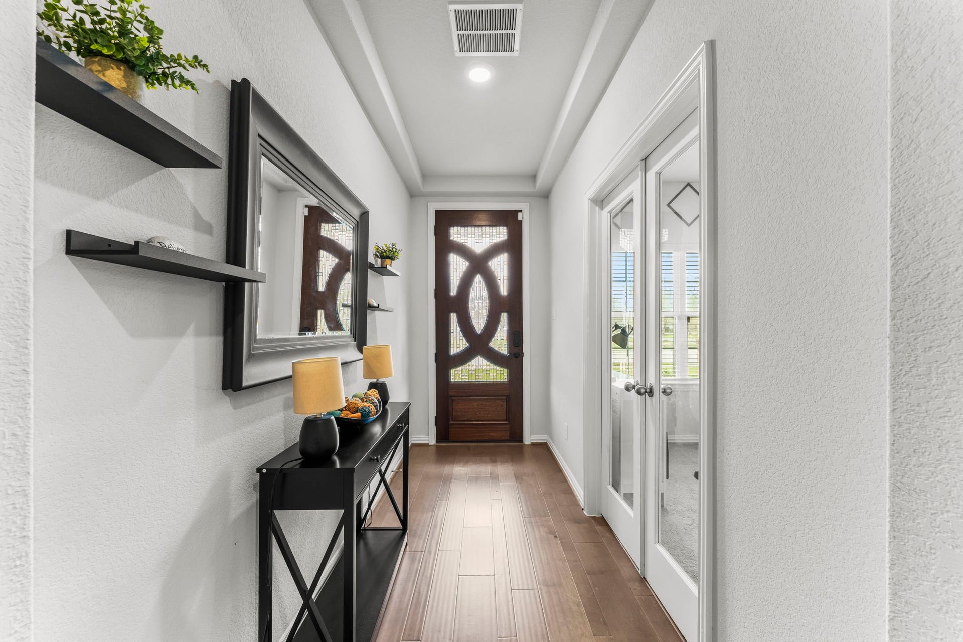 7054 Terra Drive, Manvel, TX 77578 Spacious foyer with decorative shelving and abundant natural light.