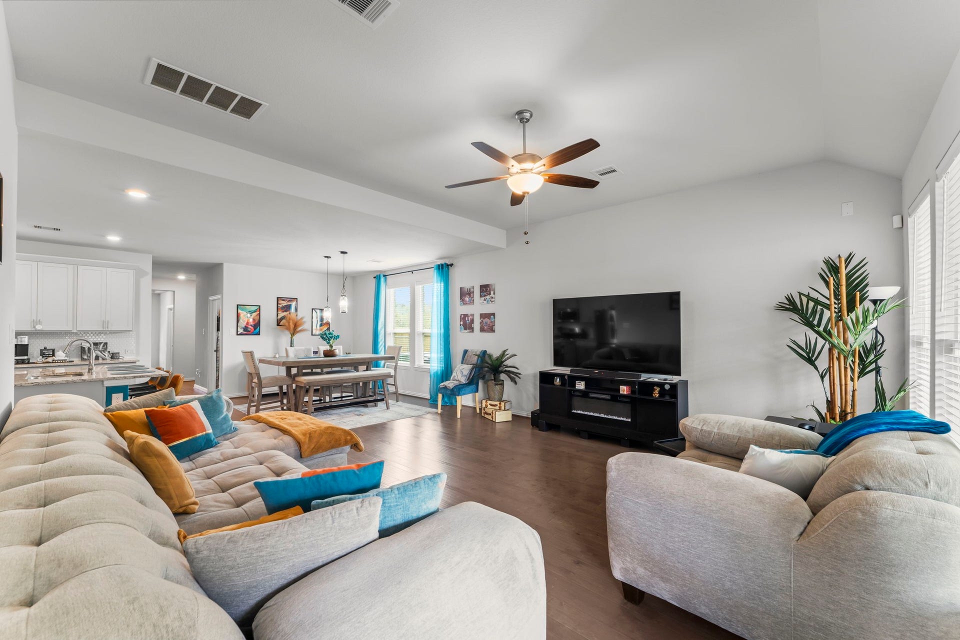 7054 Terra Drive, Manvel, TX 77578 Generous living space perfect for entertaining or relaxing with family.