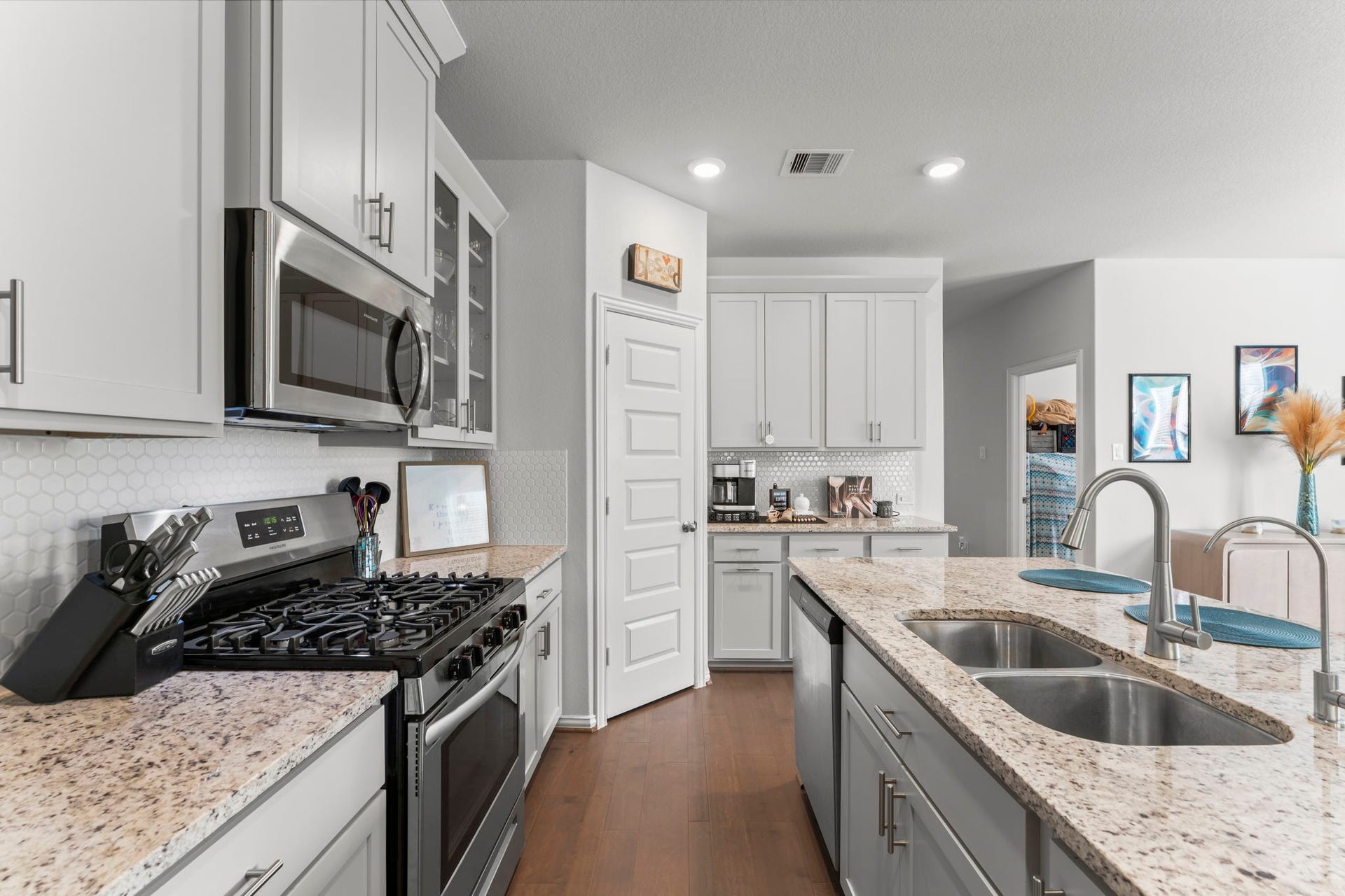 7054 Terra Drive, Manvel, TX 77578 Bright and functional kitchen featuring a large island and abundant storage.