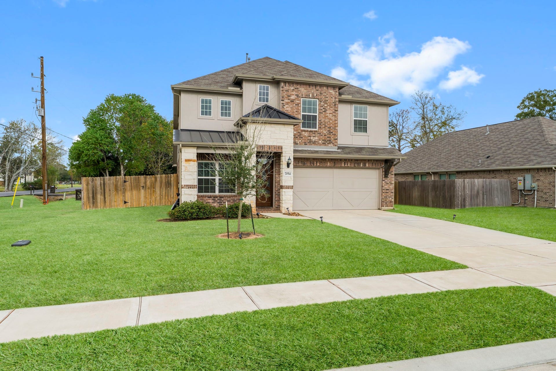 7054 Terra Drive, Manvel, TX 77578 Perfectly manicured landscaping and ample front yard space!