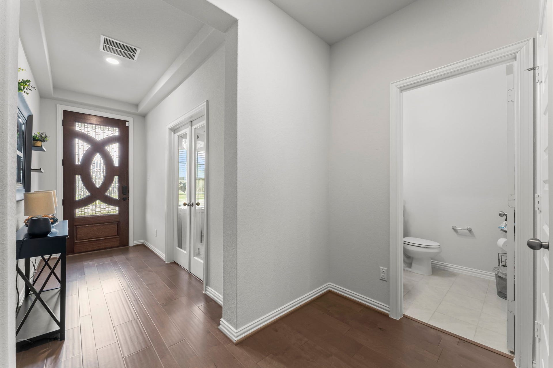 7054 Terra Drive, Manvel, TX 77578 Convenient main-level powder bath located just off the front entry.