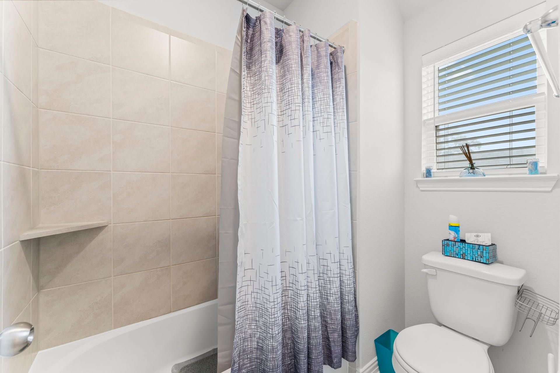 7054 Terra Drive, Manvel, TX 77578 Full bath featuring tiled shower and ample natural light.