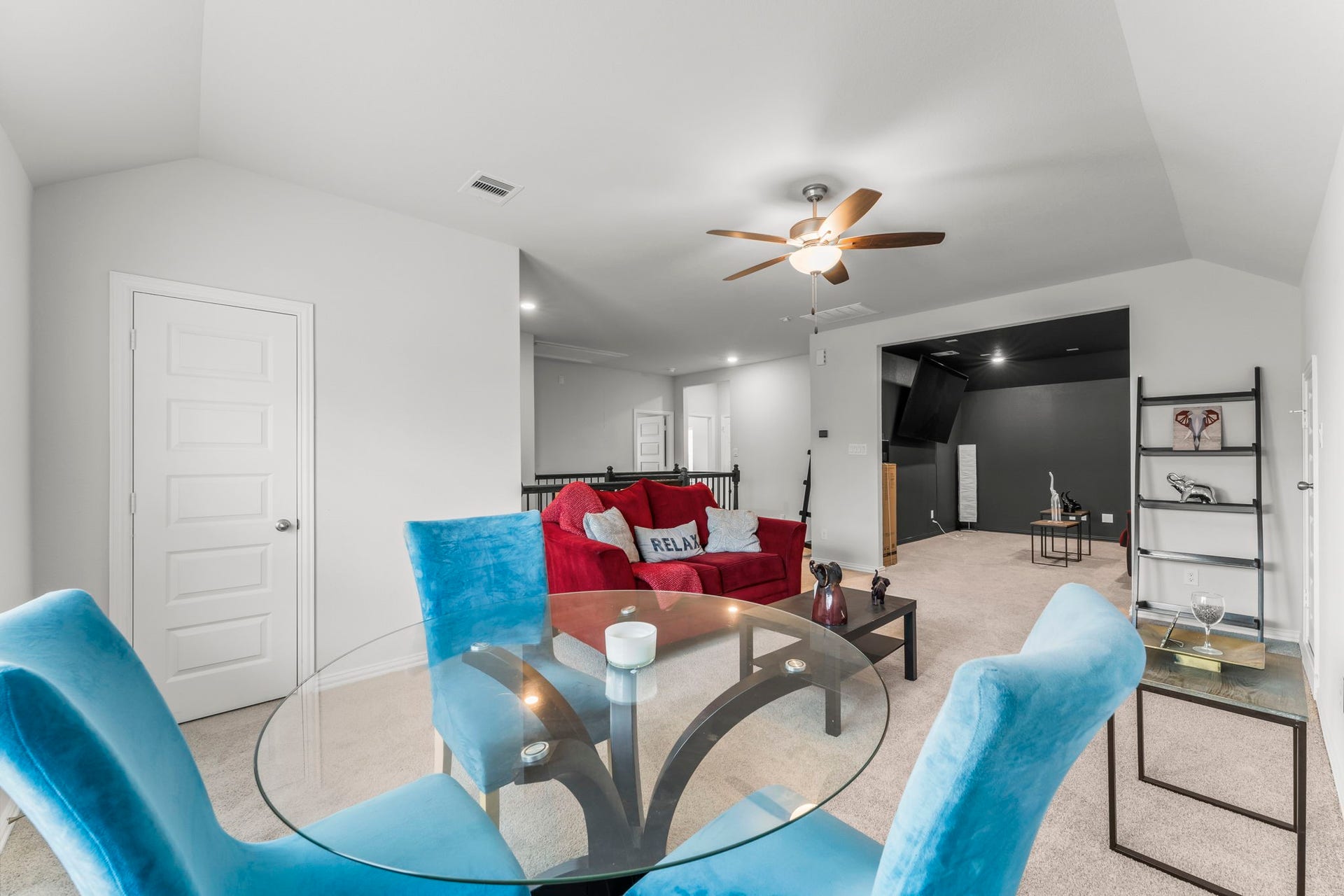 7054 Terra Drive, Manvel, TX 77578 Open multi-use loft area with room for seating or workspace.