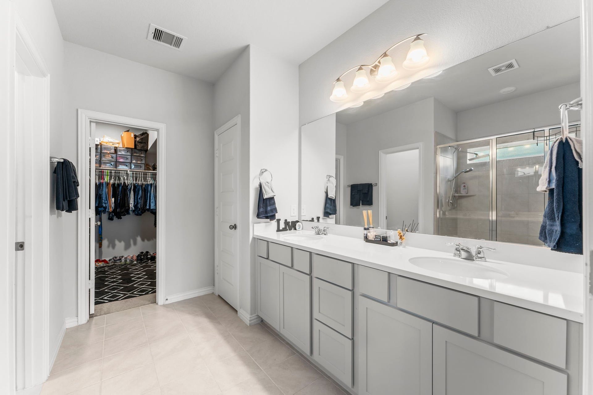 7054 Terra Drive, Manvel, TX 77578 Spacious ensuite bathroom with dual sinks and ample storage.