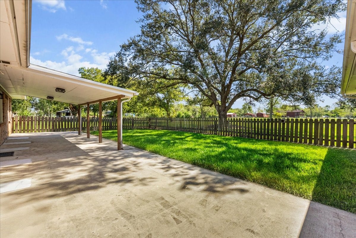 4215 County Road 182, Alvin, TX 77511