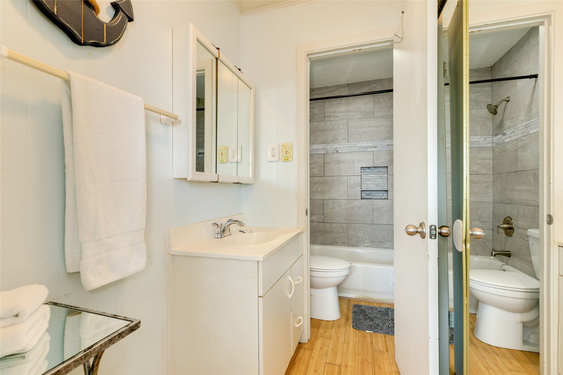 13103 John Reynolds Road, Galveston, TX 77554 Primary bathroom with updated decorative tile.