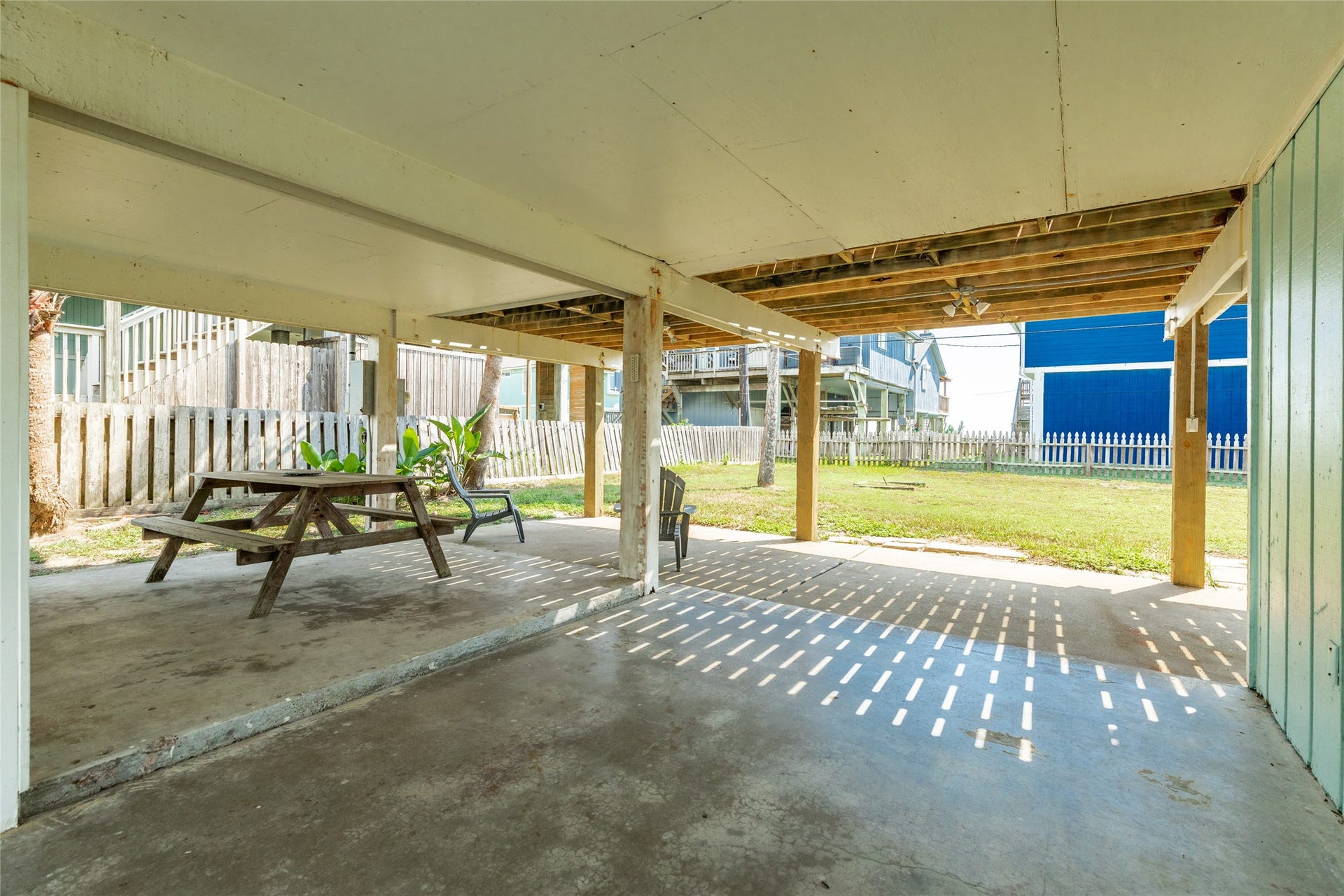 13103 John Reynolds Road, Galveston, TX 77554 Nice and spacious area to sit, relax, read, enjoy gulf breezes and entertain in.