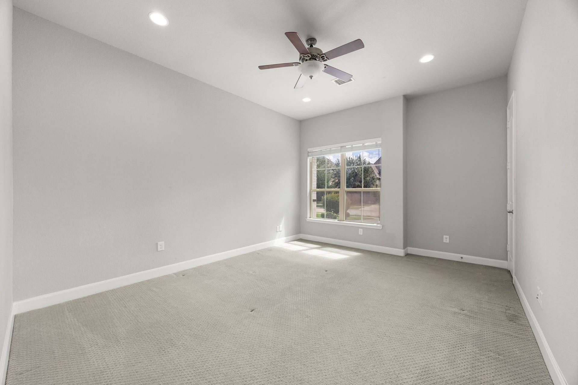 10606 Comeaux Lane, Richmond, TX 77407 This first-floor secondary bedroom offers plush carpet and a large window with backyard views, making it a flexible option for guests or multigenerational living.