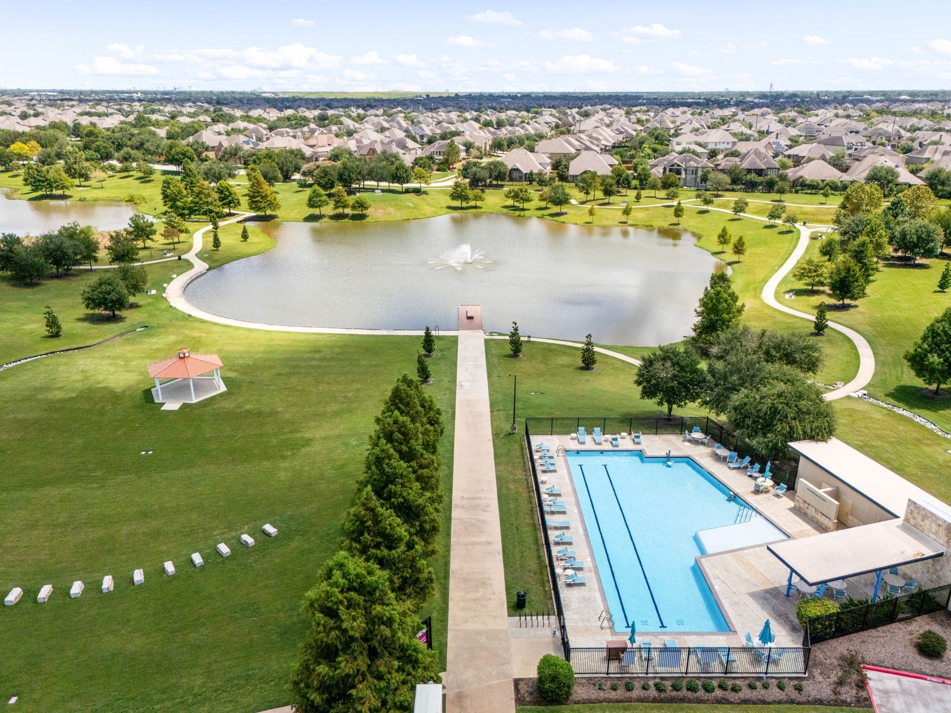 10606 Comeaux Lane, Richmond, TX 77407 Aliana offers an impressive collection of outdoor amenities, with community pools, lakes, parks and an extensive network of trails and green spaces woven throughout the neighborhood. This aerial view captures just part of the recreational lifestyle available within this Richmond master-planned community.