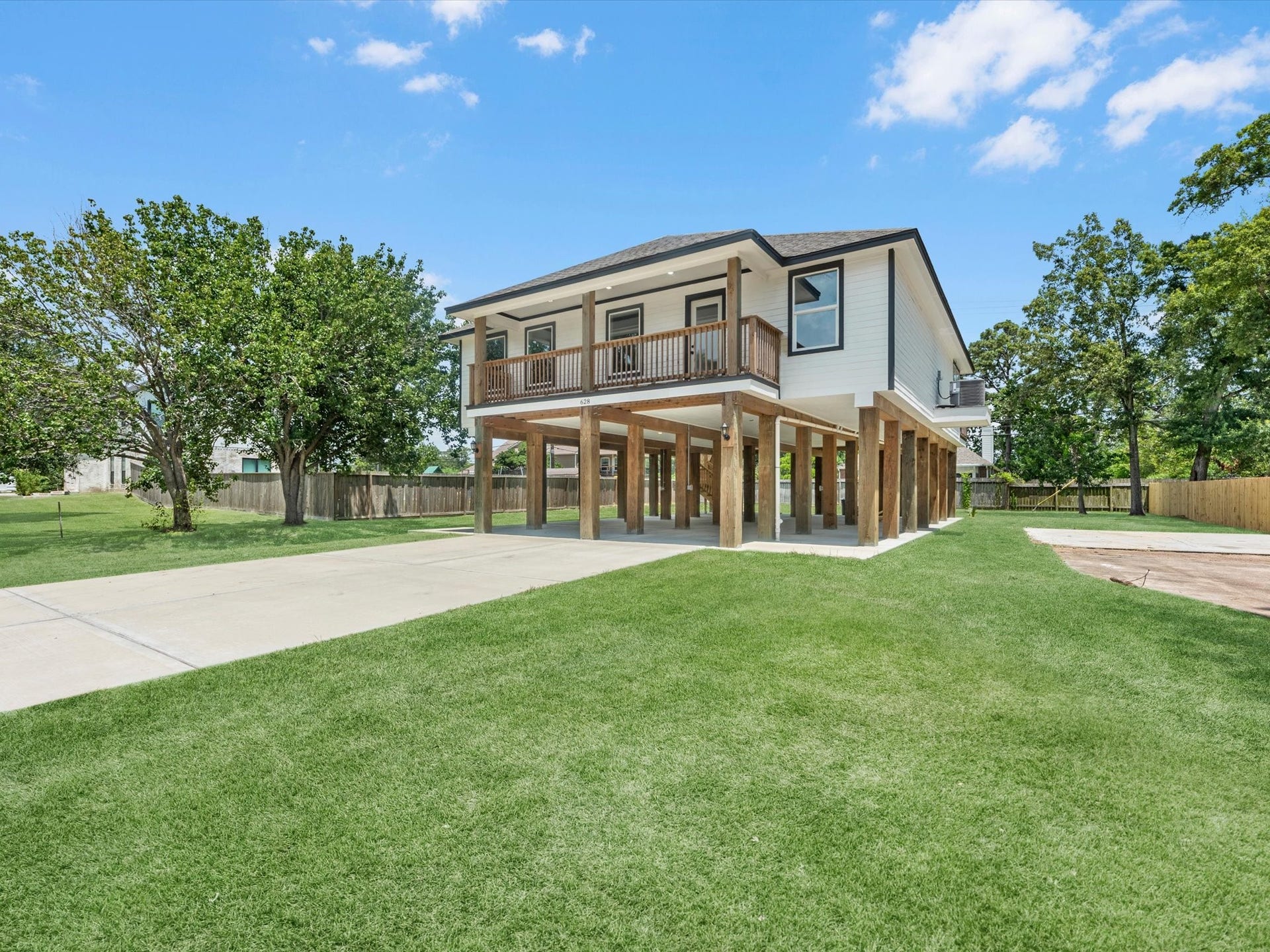 628 Oakdale Street, Shoreacres, TX 77571