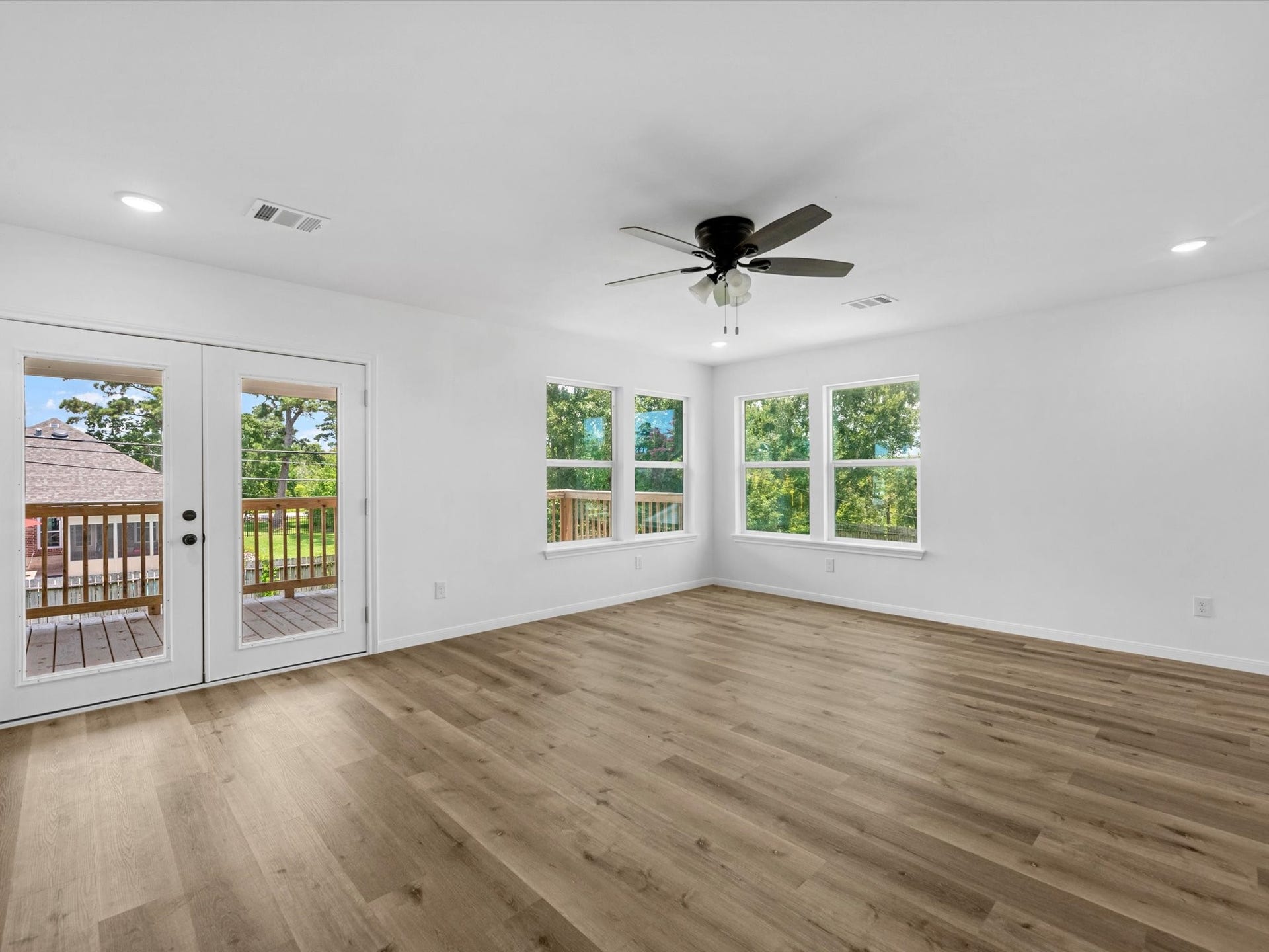 628 Oakdale Street, Shoreacres, TX 77571