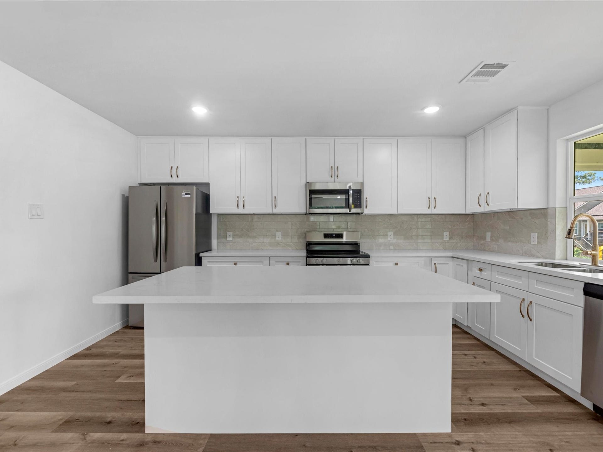 628 Oakdale Street, Shoreacres, TX 77571