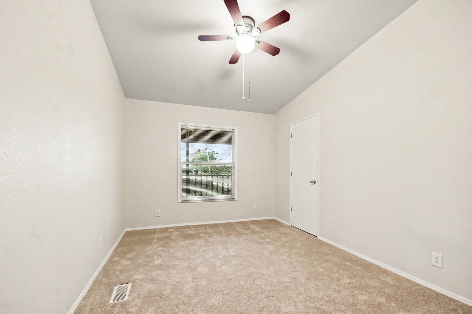 2925 FM 2917, Alvin, TX 77511 guest room