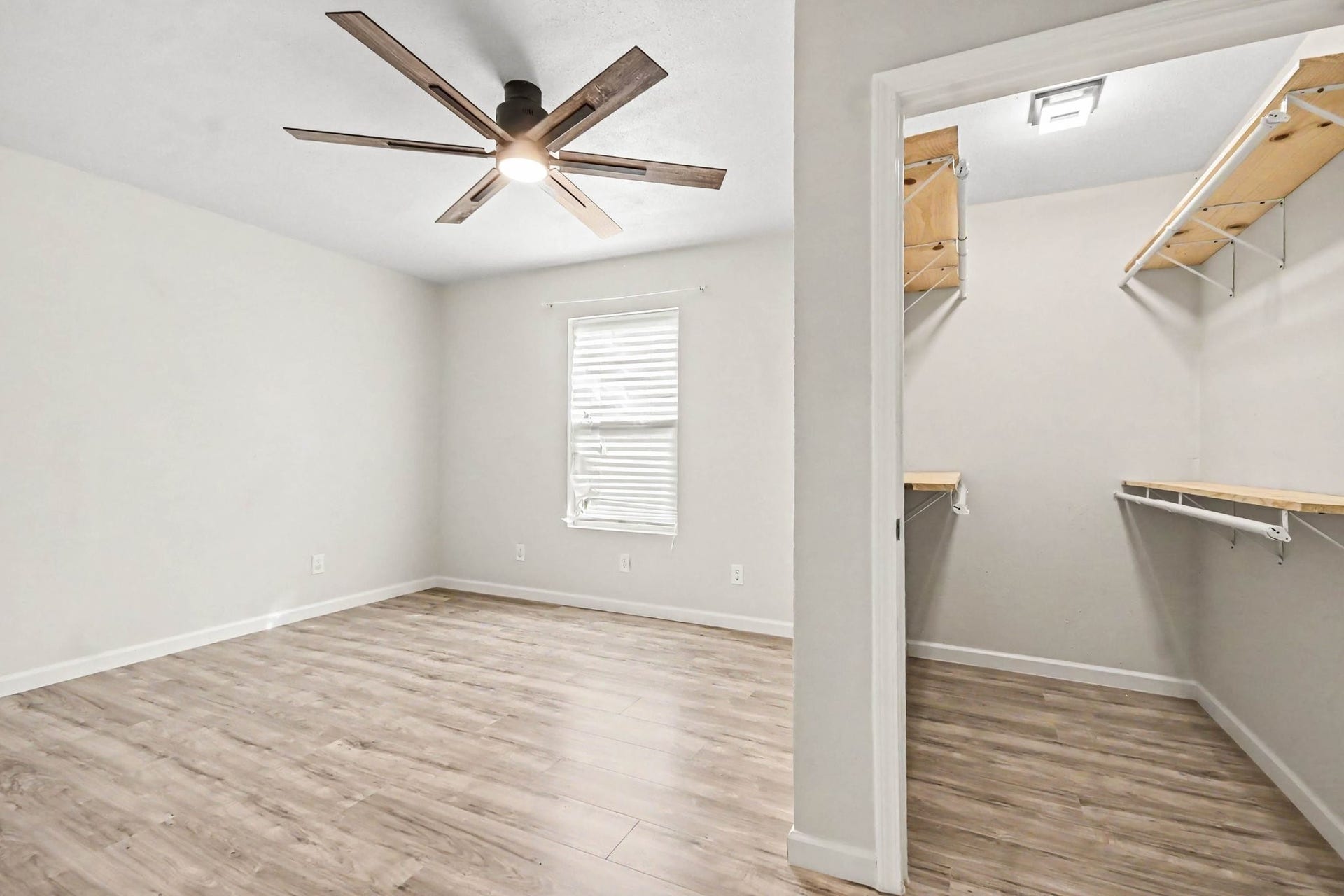 2925 FM 2917, Alvin, TX 77511 guest room, walk-in closets in most rooms