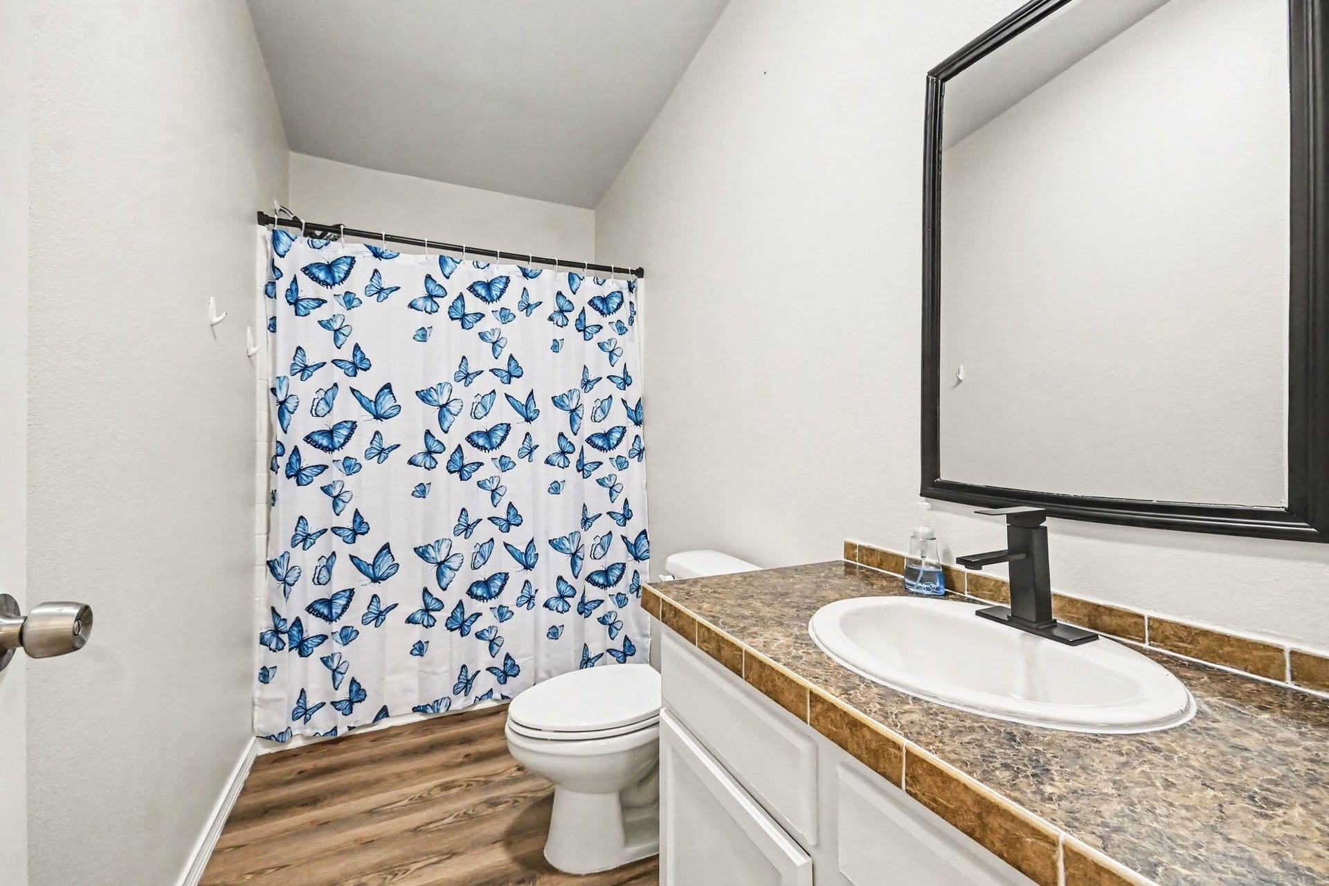 2925 FM 2917, Alvin, TX 77511 guest bath