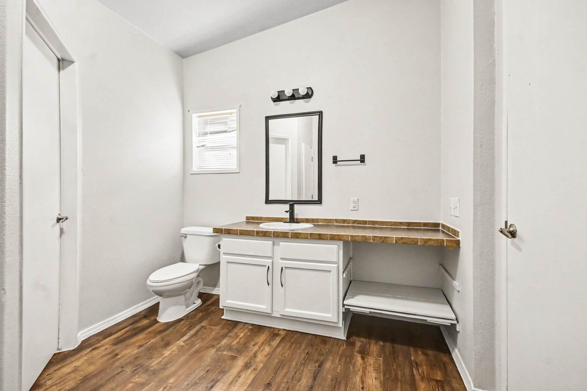 2925 FM 2917, Alvin, TX 77511 primary bathroom