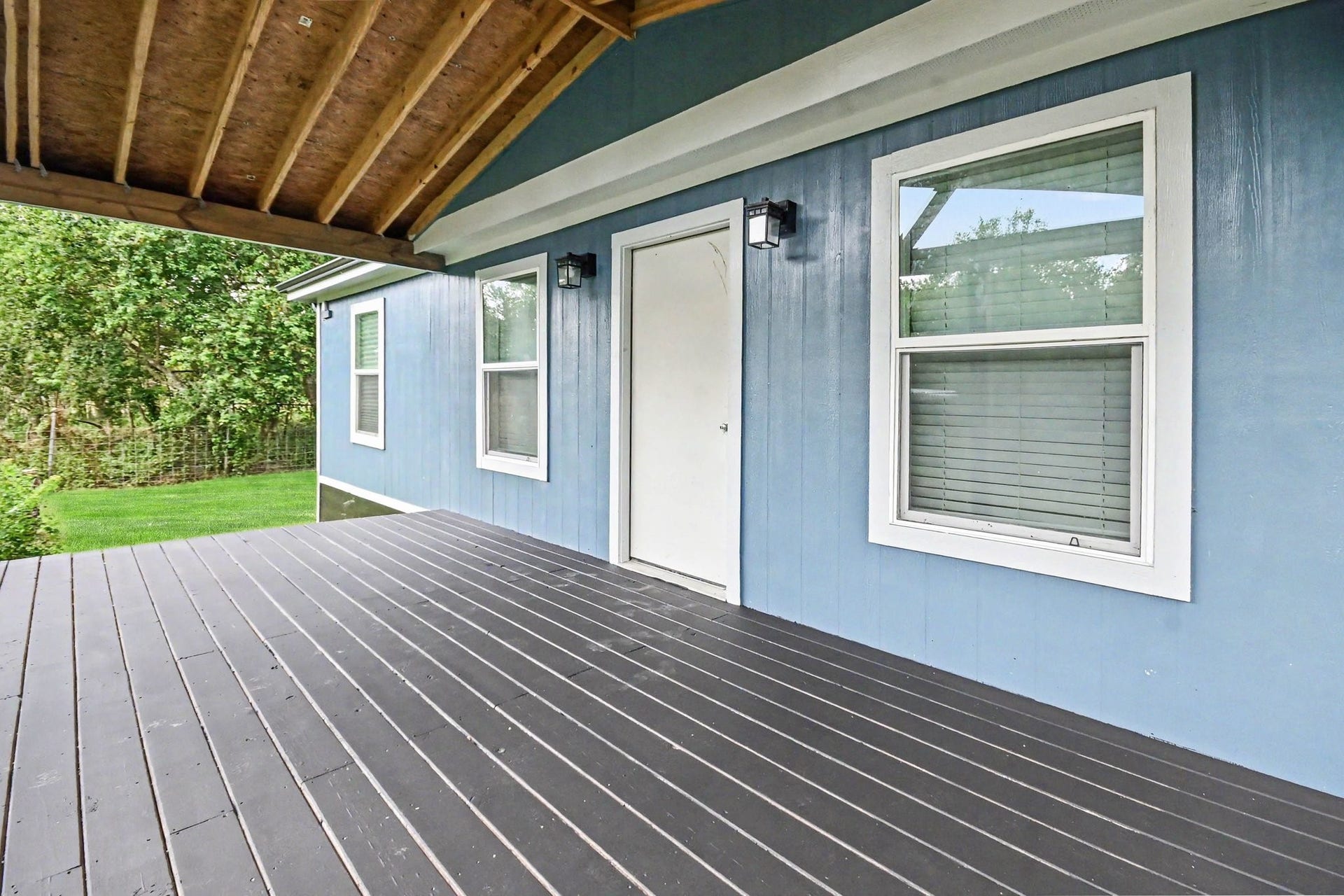 2925 FM 2917, Alvin, TX 77511 Room for the grill & seating on this back patio