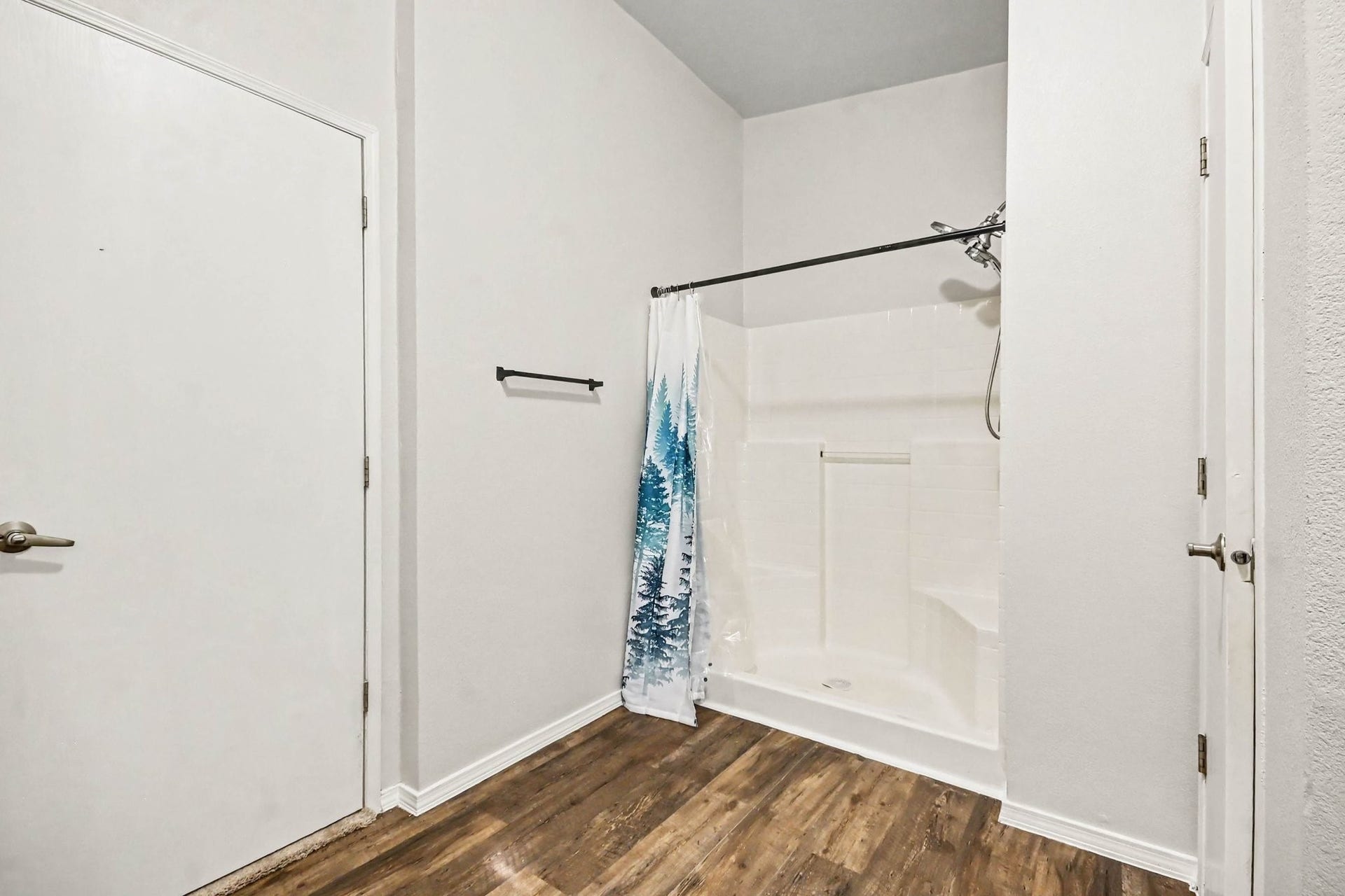 2925 FM 2917, Alvin, TX 77511 primary bathroom
