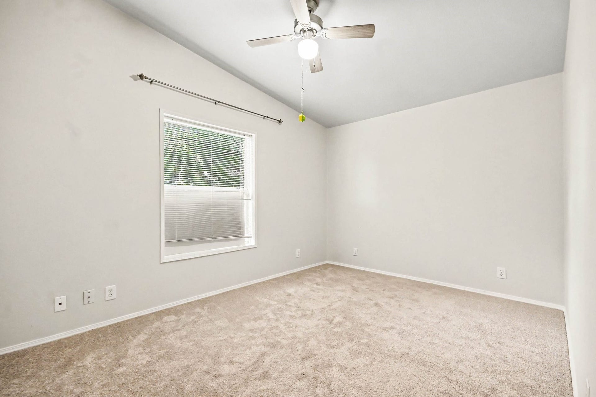 2925 FM 2917, Alvin, TX 77511 guest room