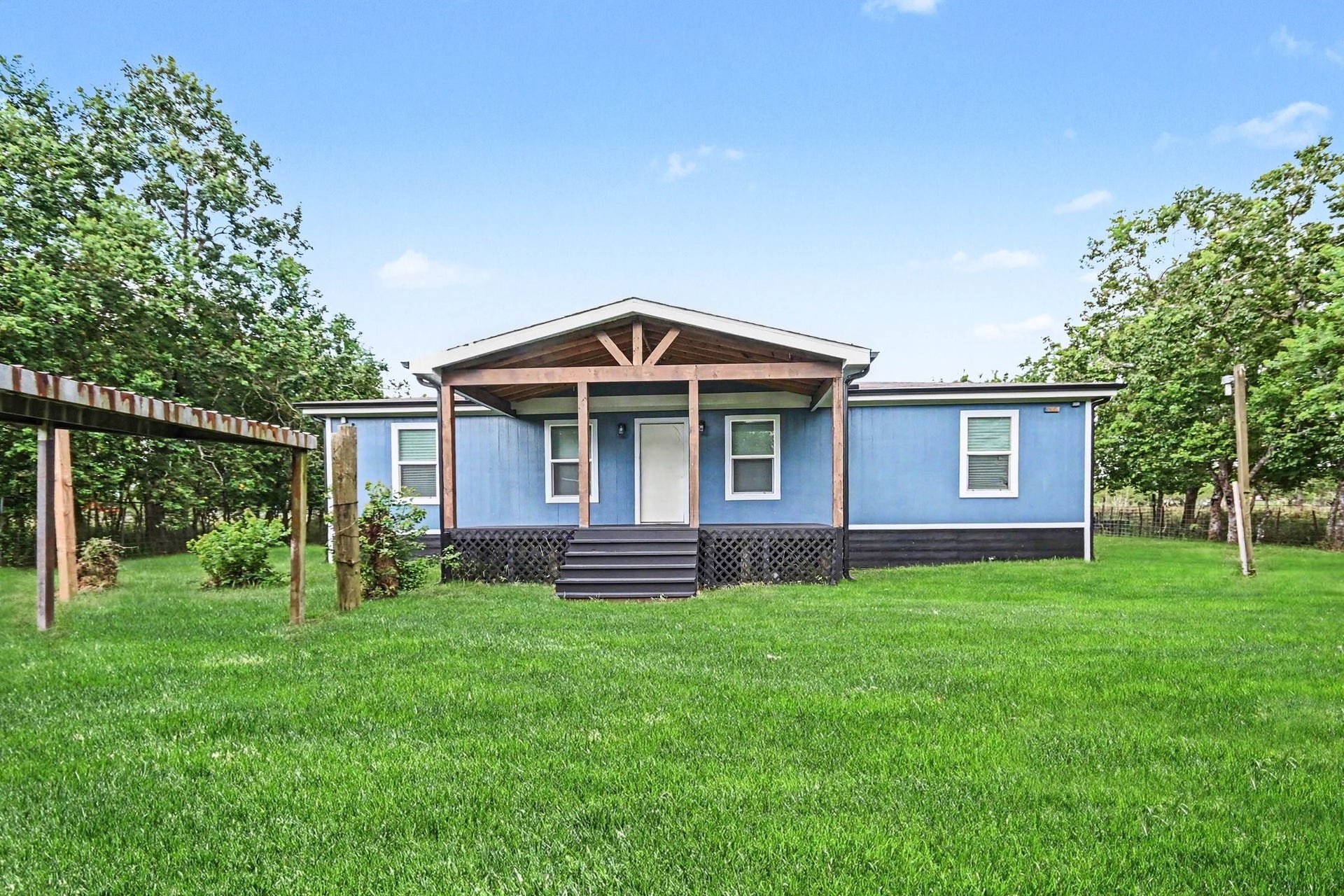 2925 FM 2917, Alvin, TX 77511 Chickens, goats, etc welcome to this large acreage