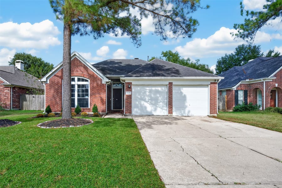 Property photo for 3907 Vinecrest Drive, Pearland, TX