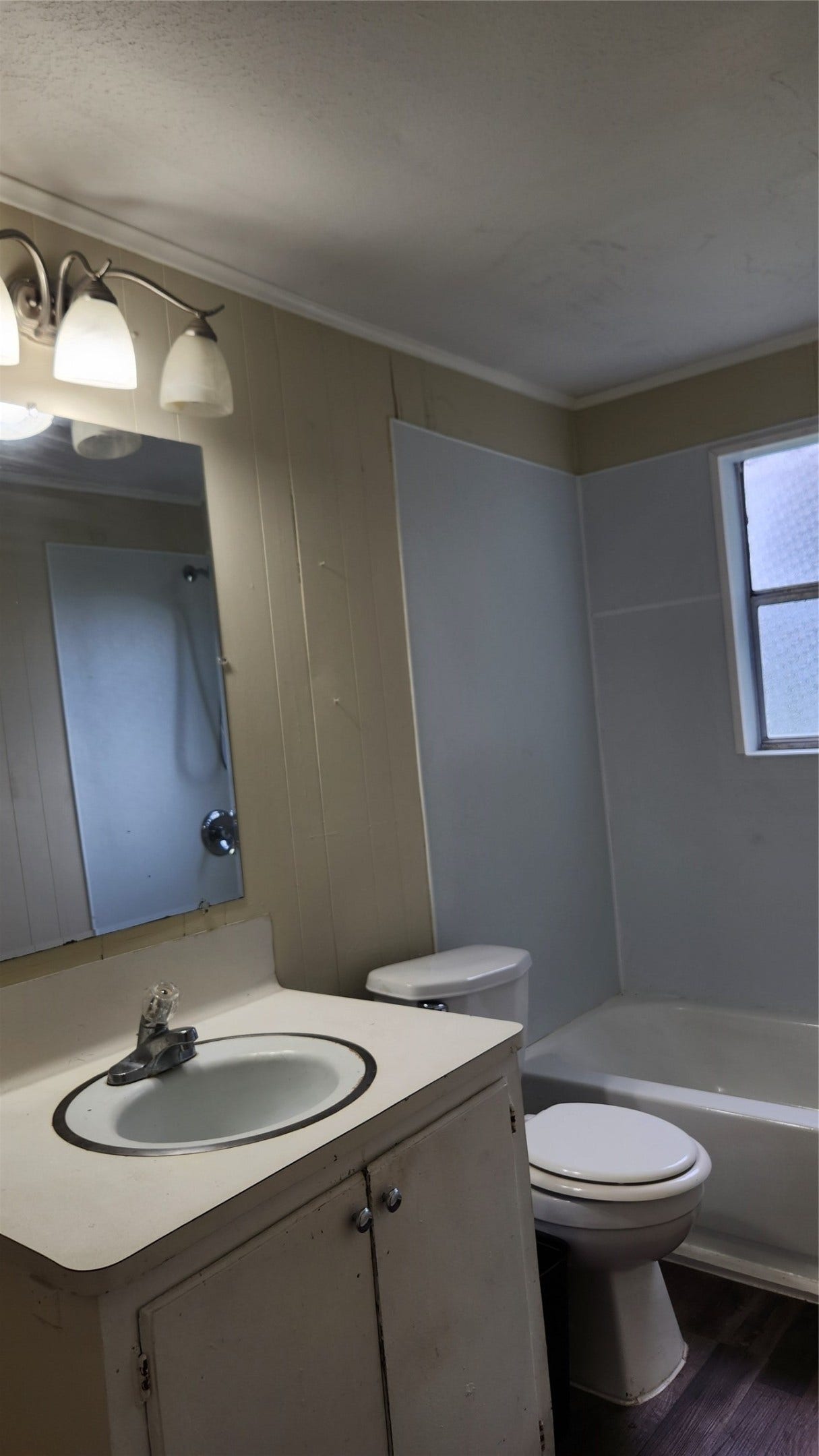 7102 Stewart Street, Hitchcock, TX 77563 2nd bathroom