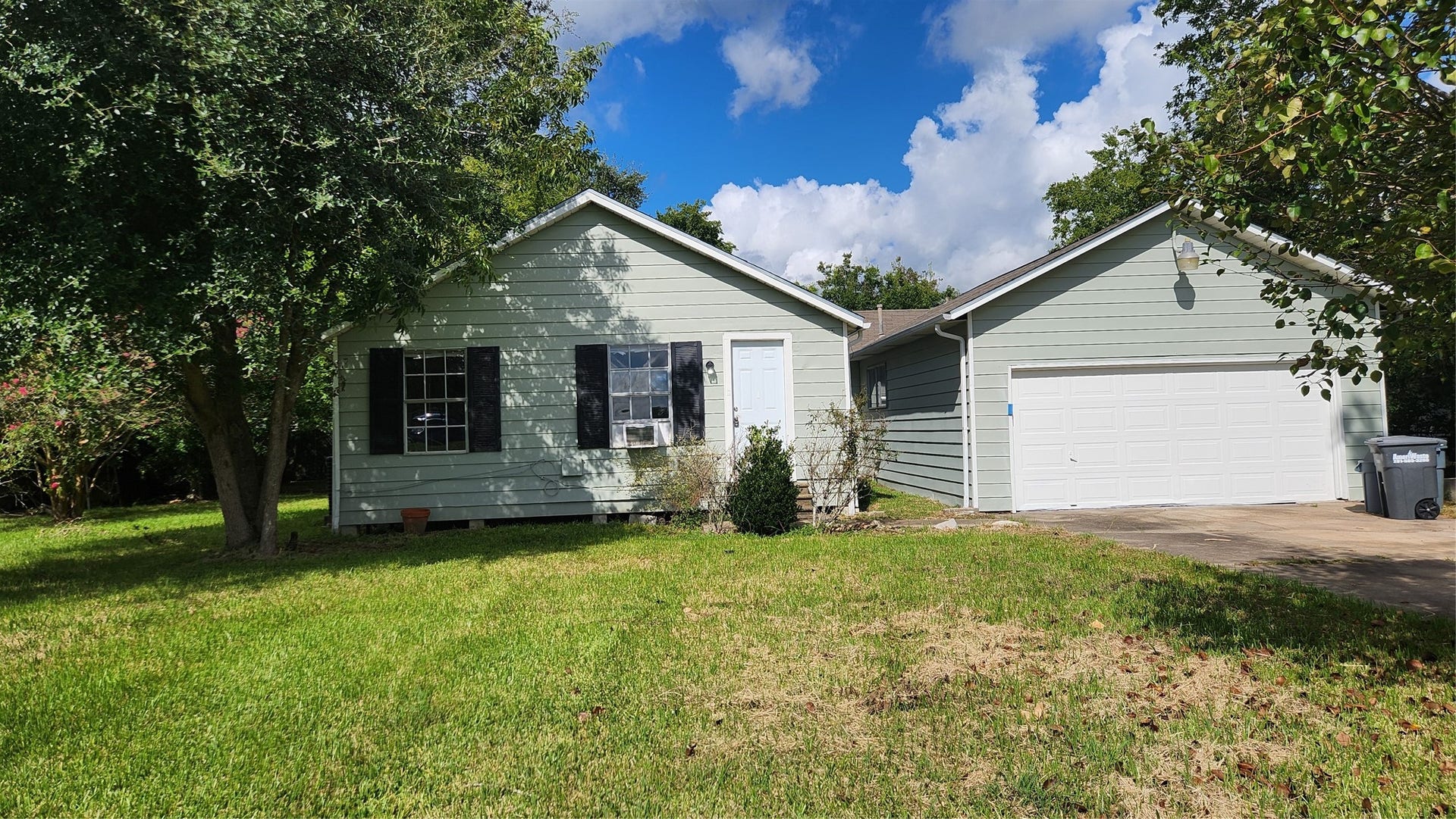 7102 Stewart Street, Hitchcock, TX 77563 front of home with detached garage