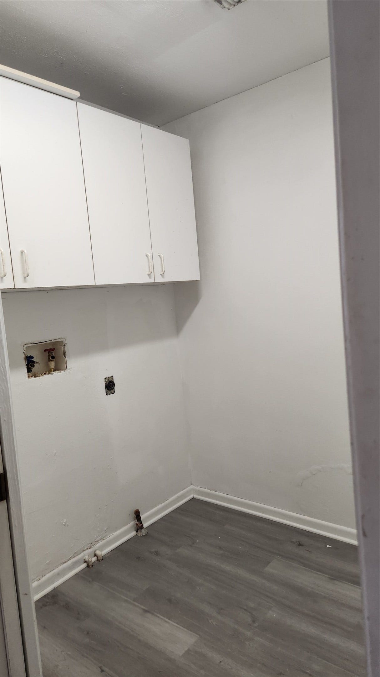 7102 Stewart Street, Hitchcock, TX 77563 laundry room
