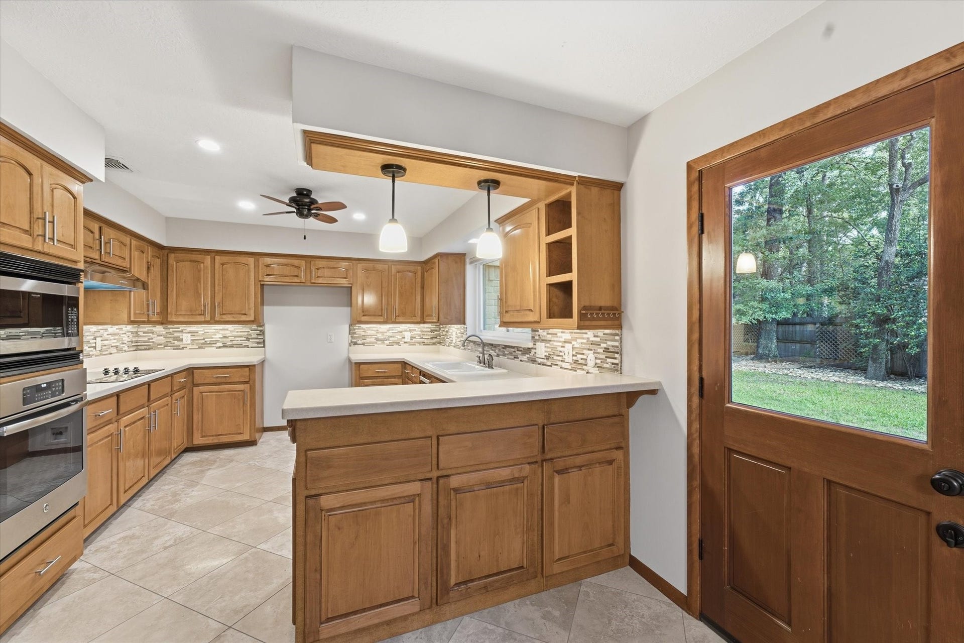 2 Rambling Wood Court, The Woodlands, TX 77380 Great for Entertaining or Dining In