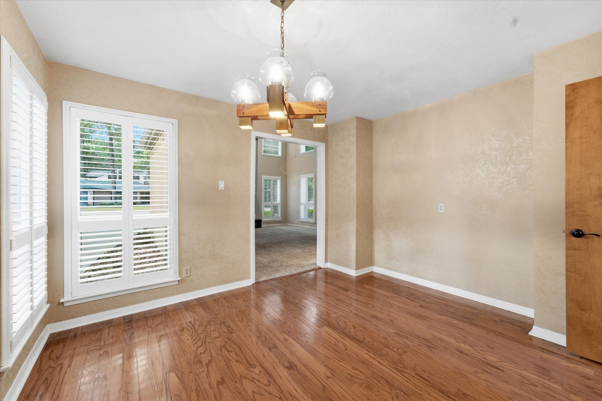 2 Rambling Wood Court, The Woodlands, TX 77380 Dining