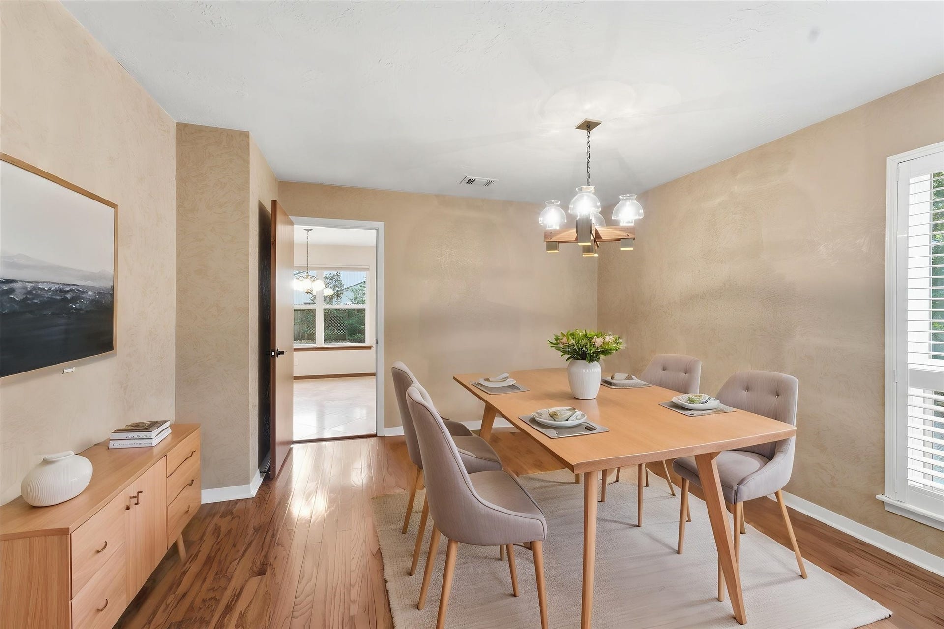 2 Rambling Wood Court, The Woodlands, TX 77380 Dining